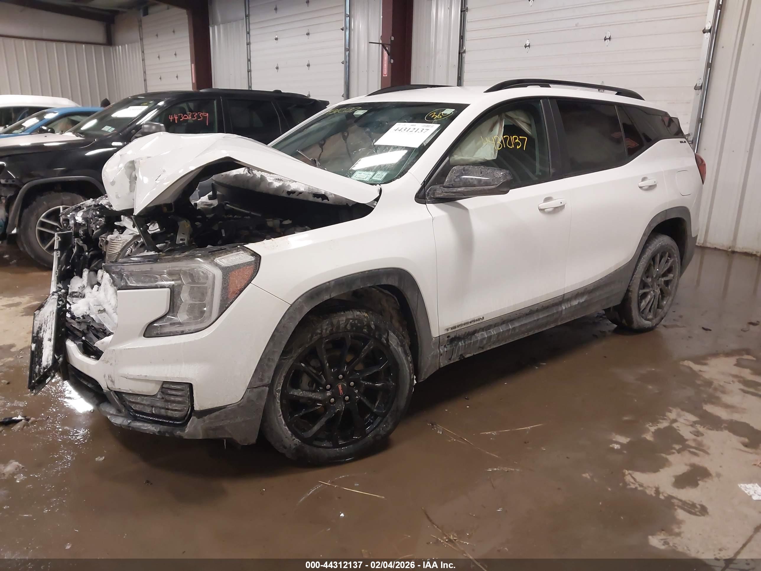 GMC TERRAIN image 2