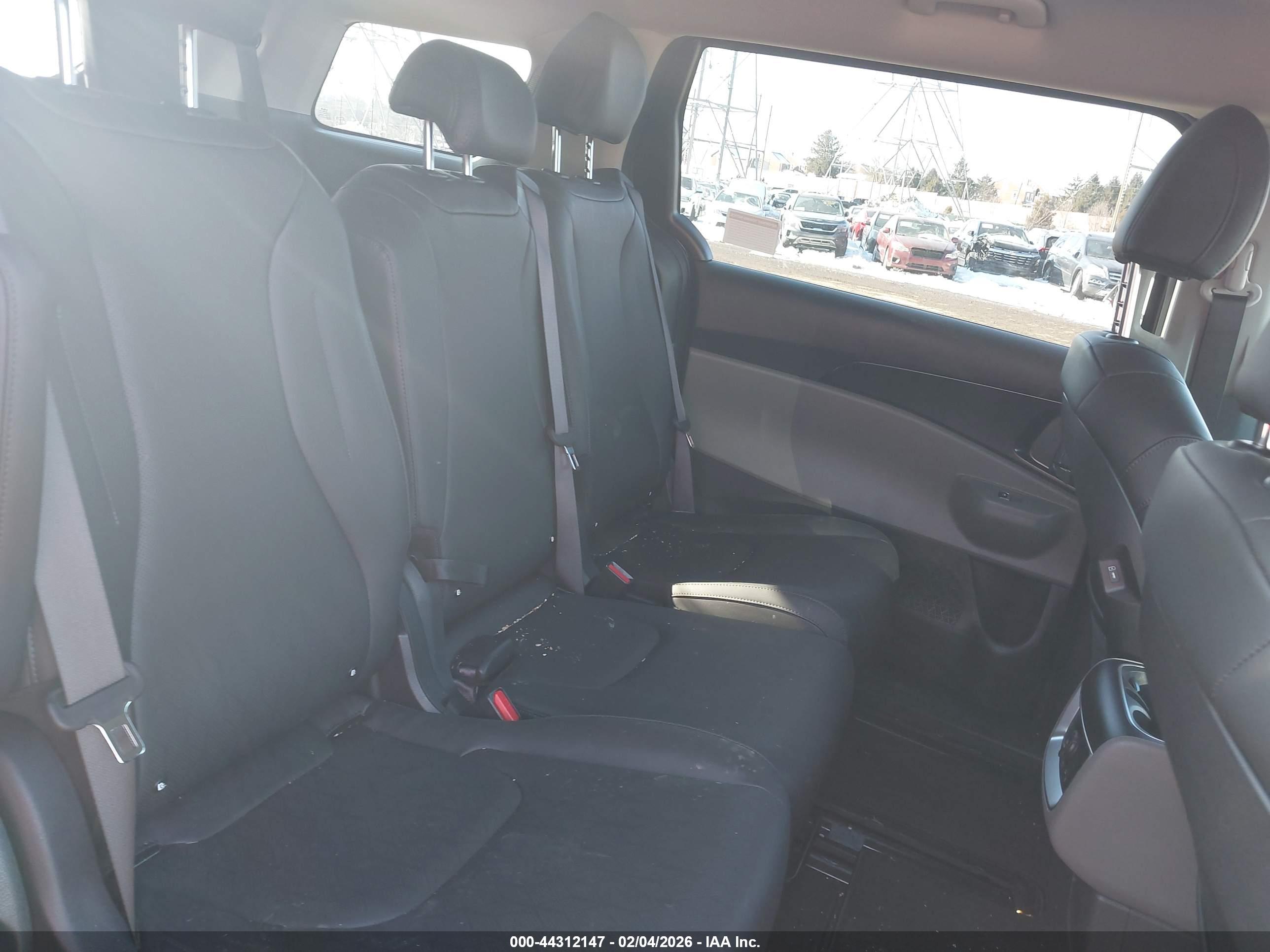 KIA CARNIVAL image 8