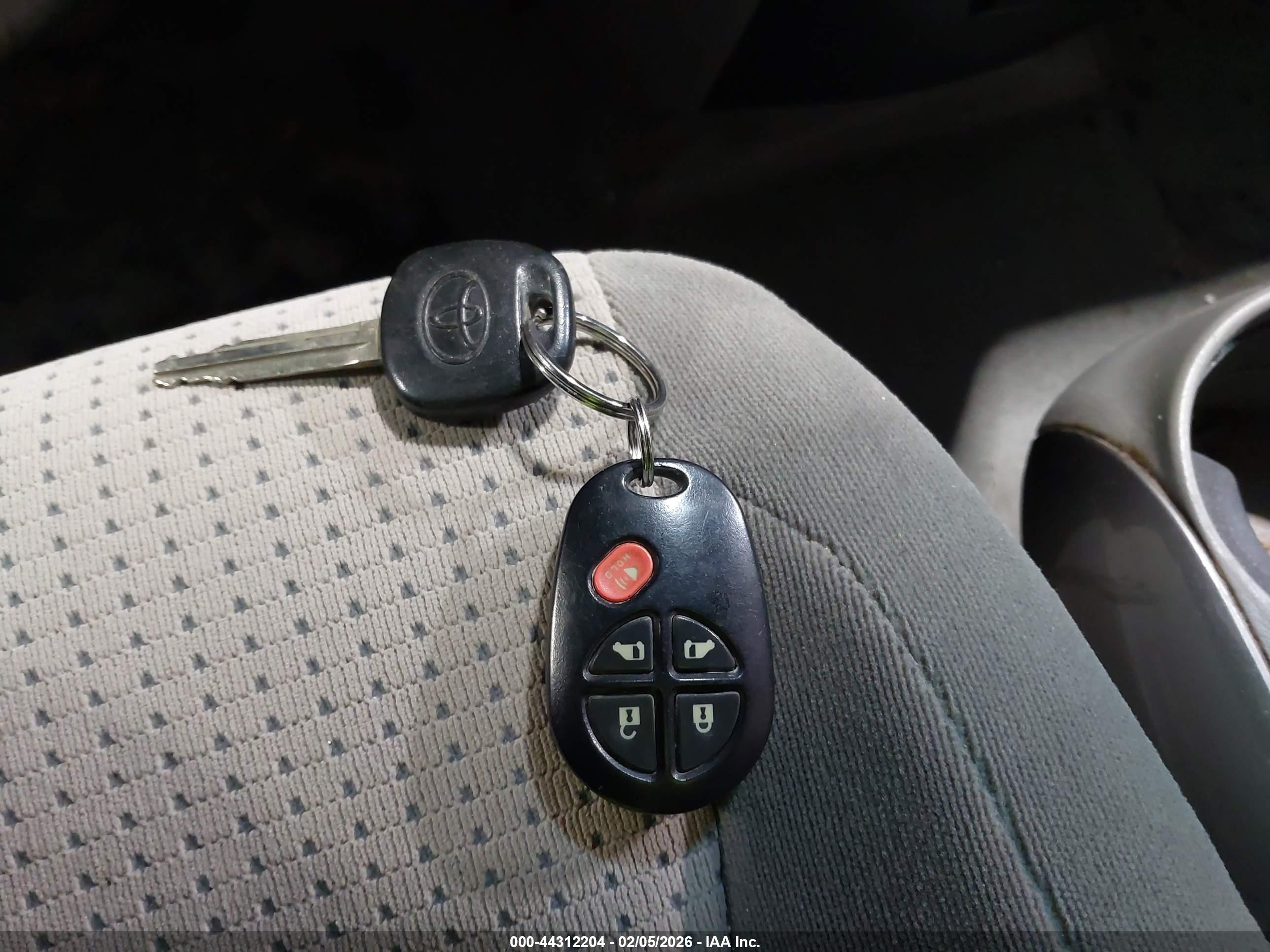 TOYOTA SIENNA image 11