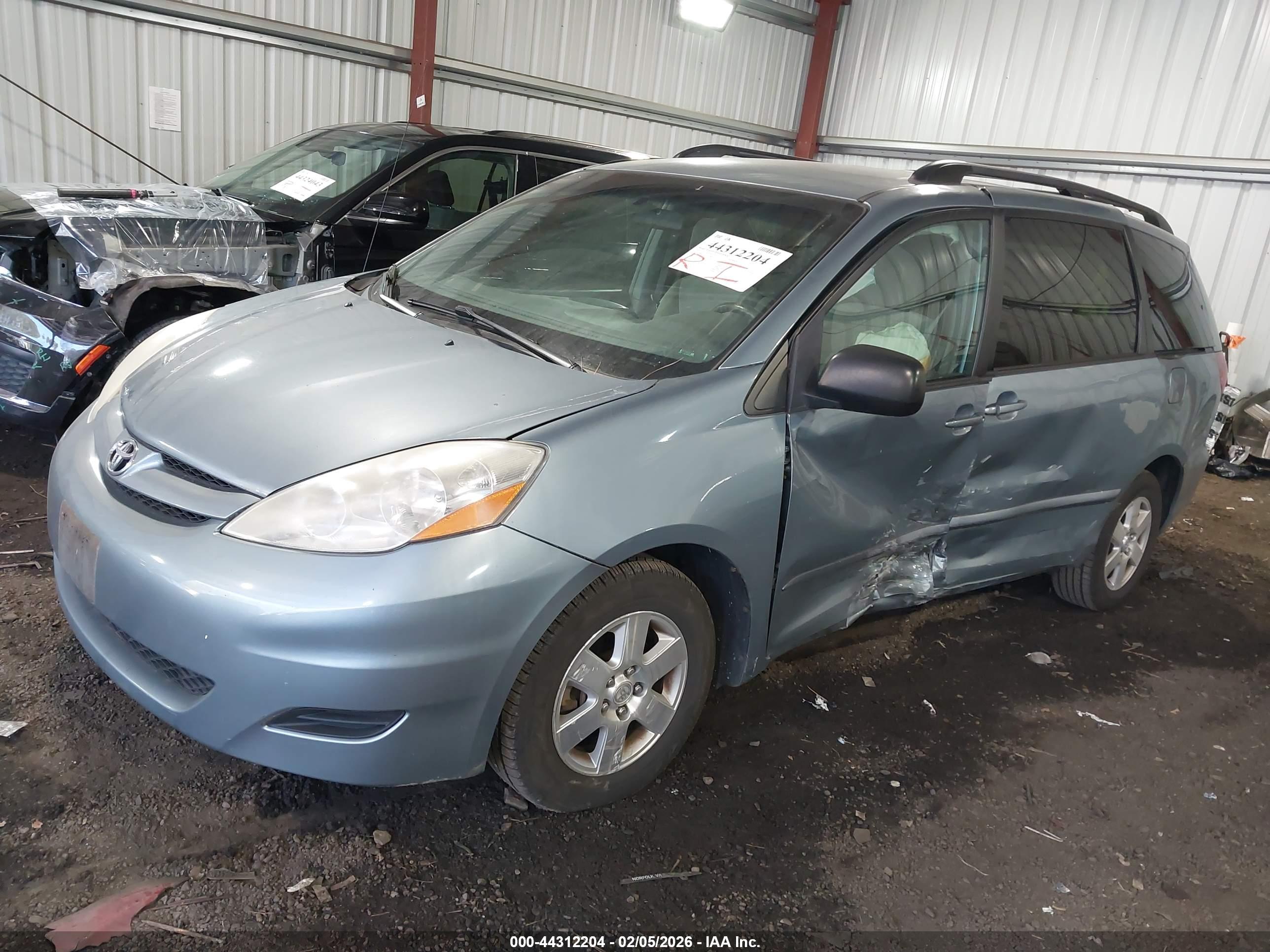TOYOTA SIENNA image 2
