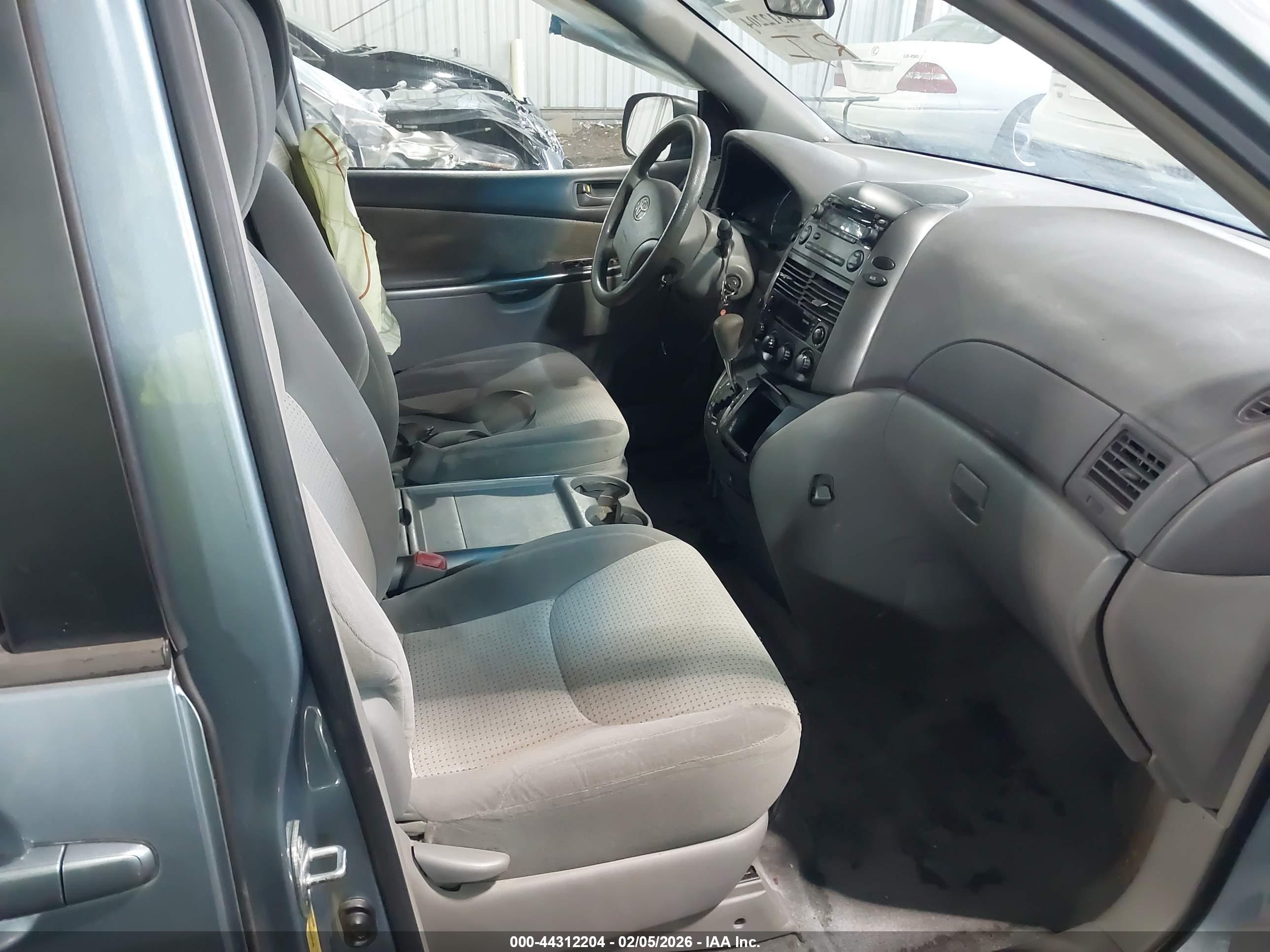TOYOTA SIENNA image 5