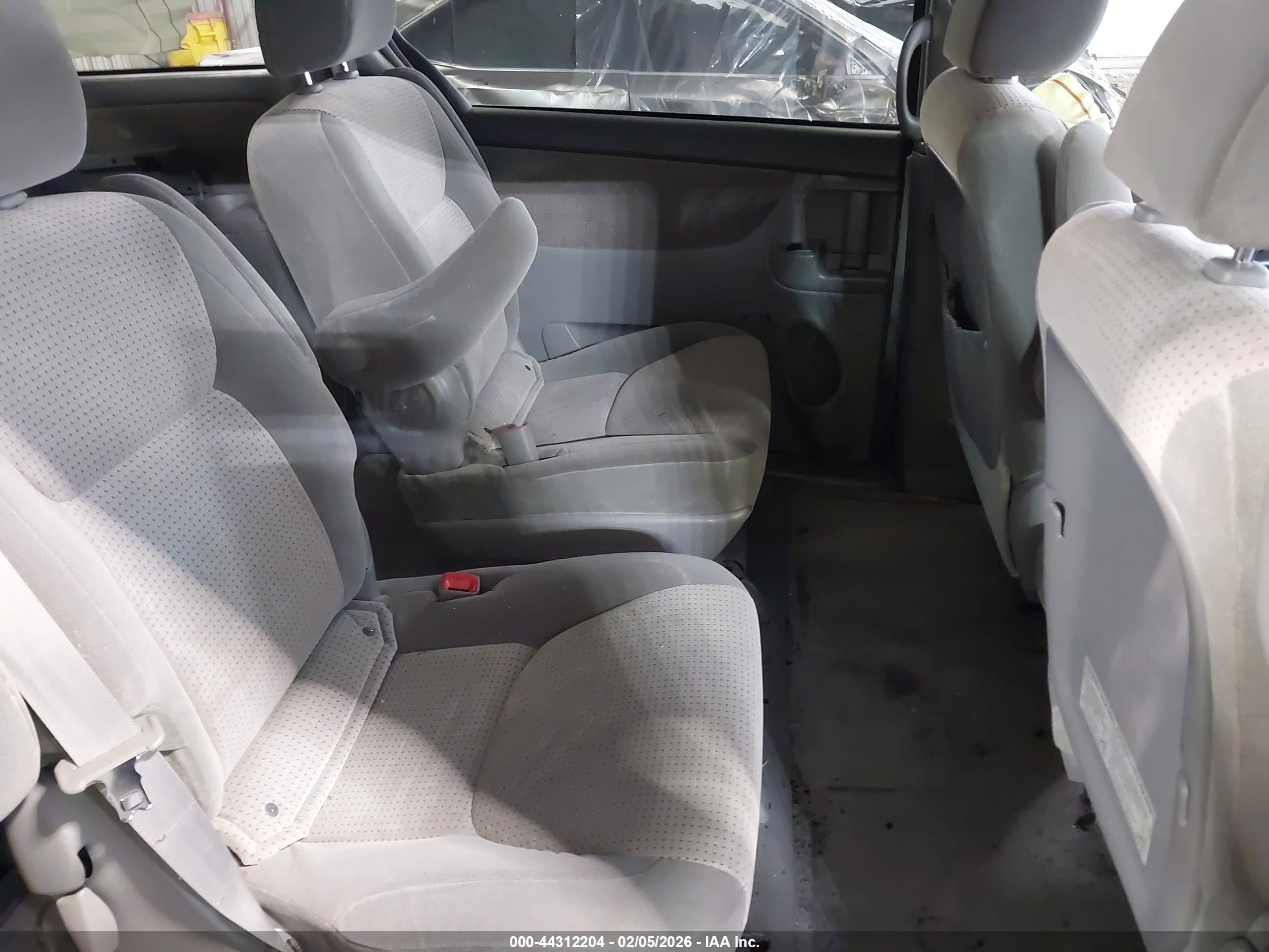 TOYOTA SIENNA image 8