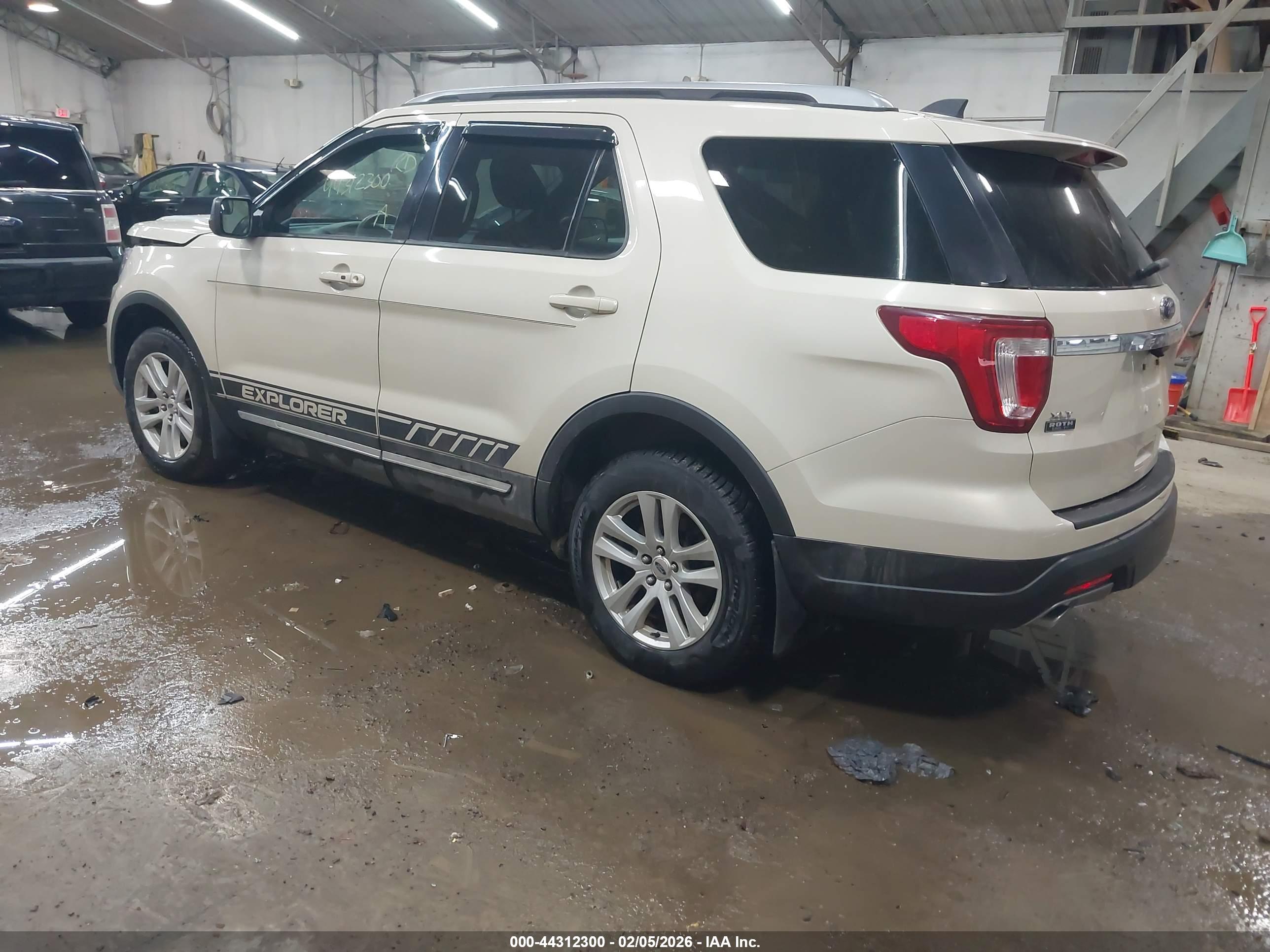 FORD EXPLORER image 3