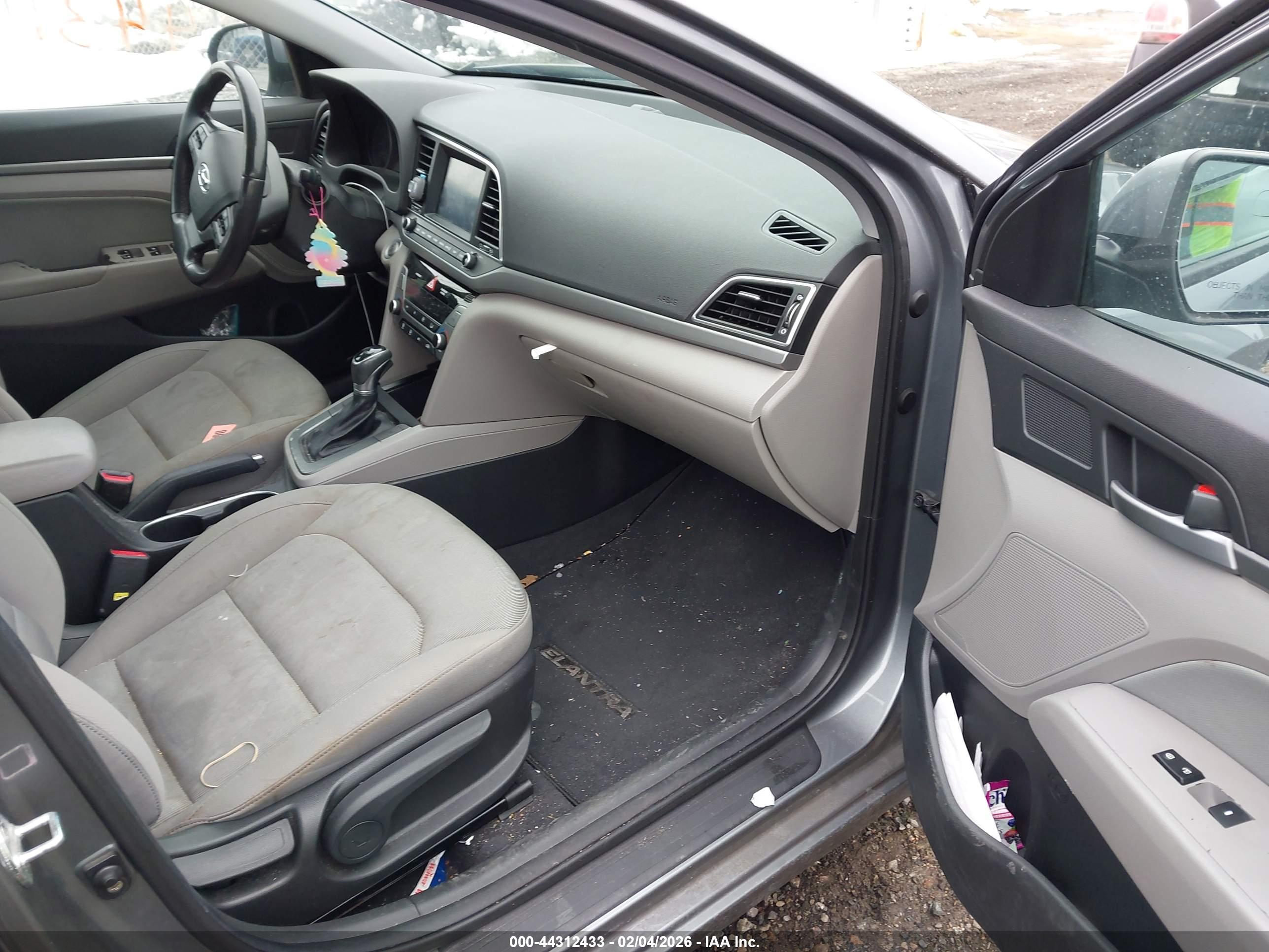 HYUNDAI ELANTRA image 5
