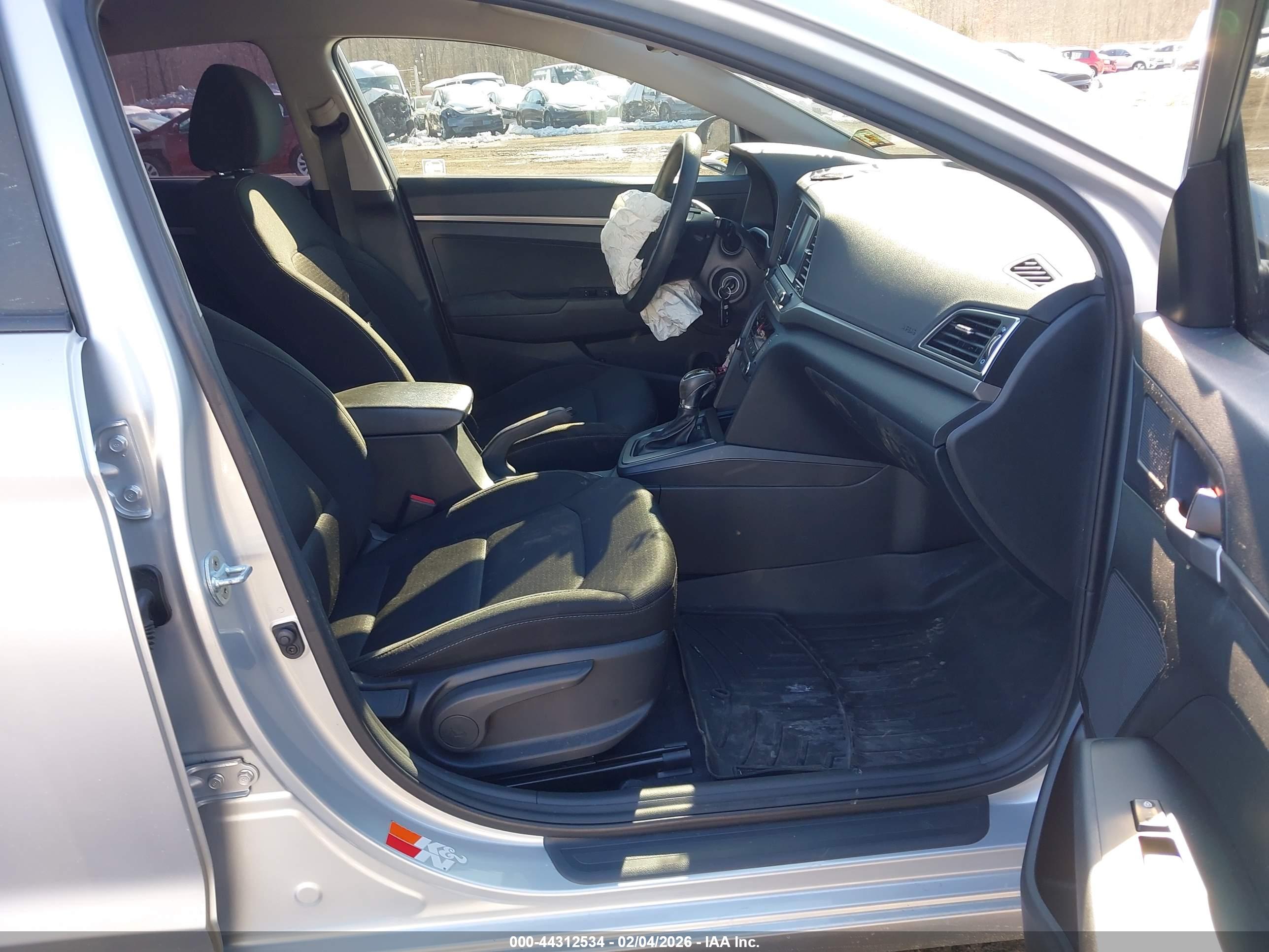 HYUNDAI ELANTRA image 5