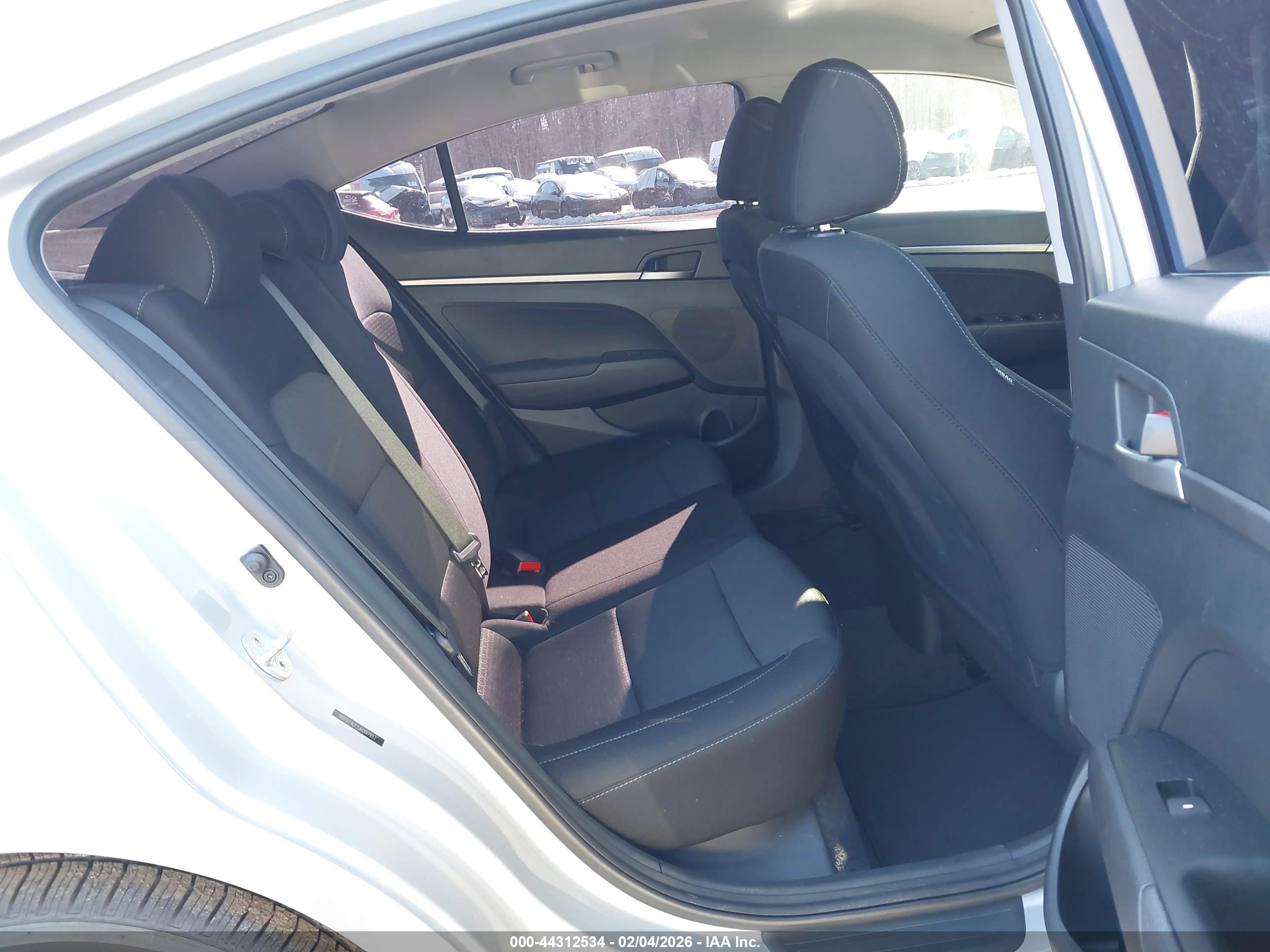 HYUNDAI ELANTRA image 8