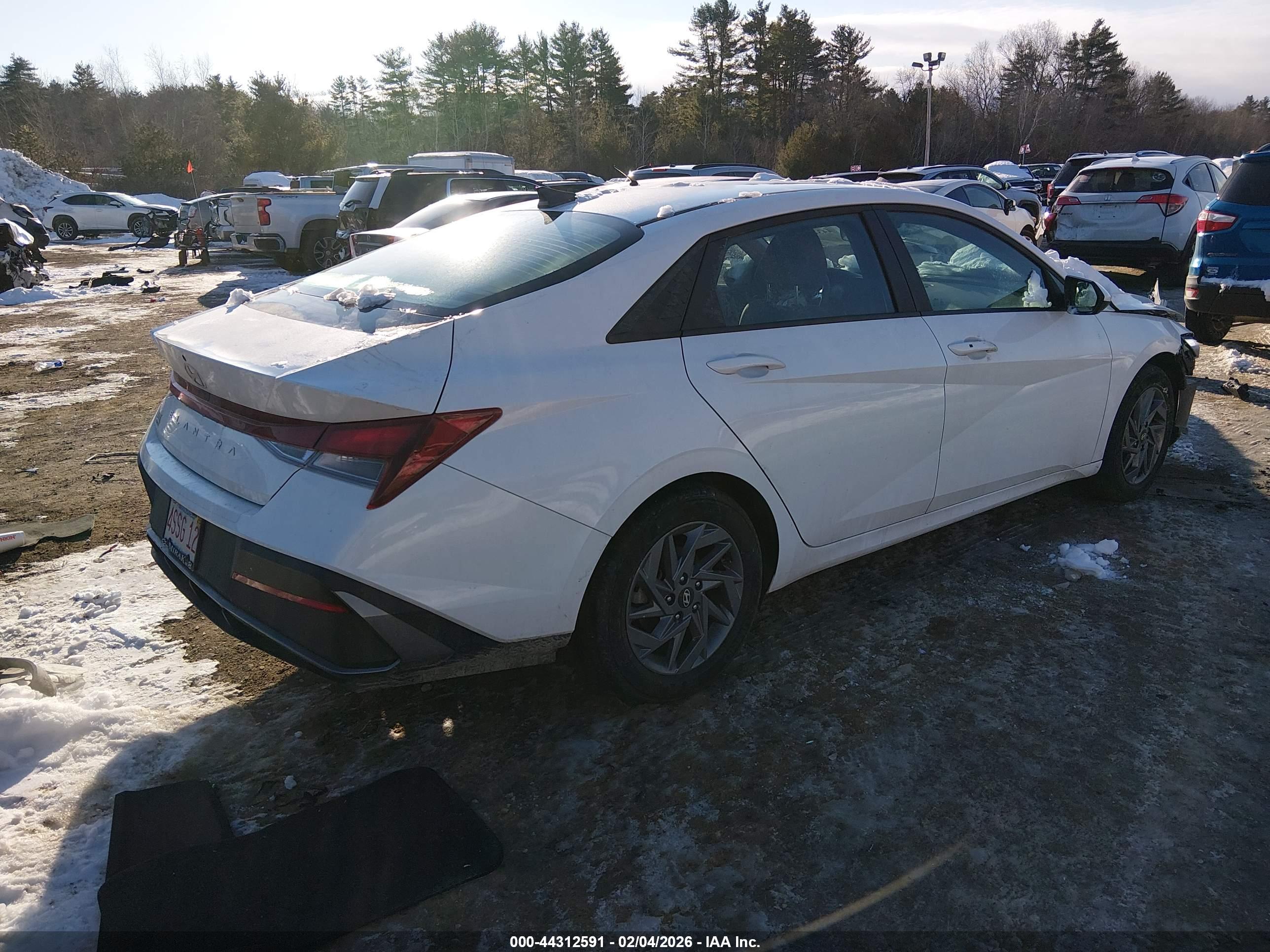 HYUNDAI ELANTRA image 4