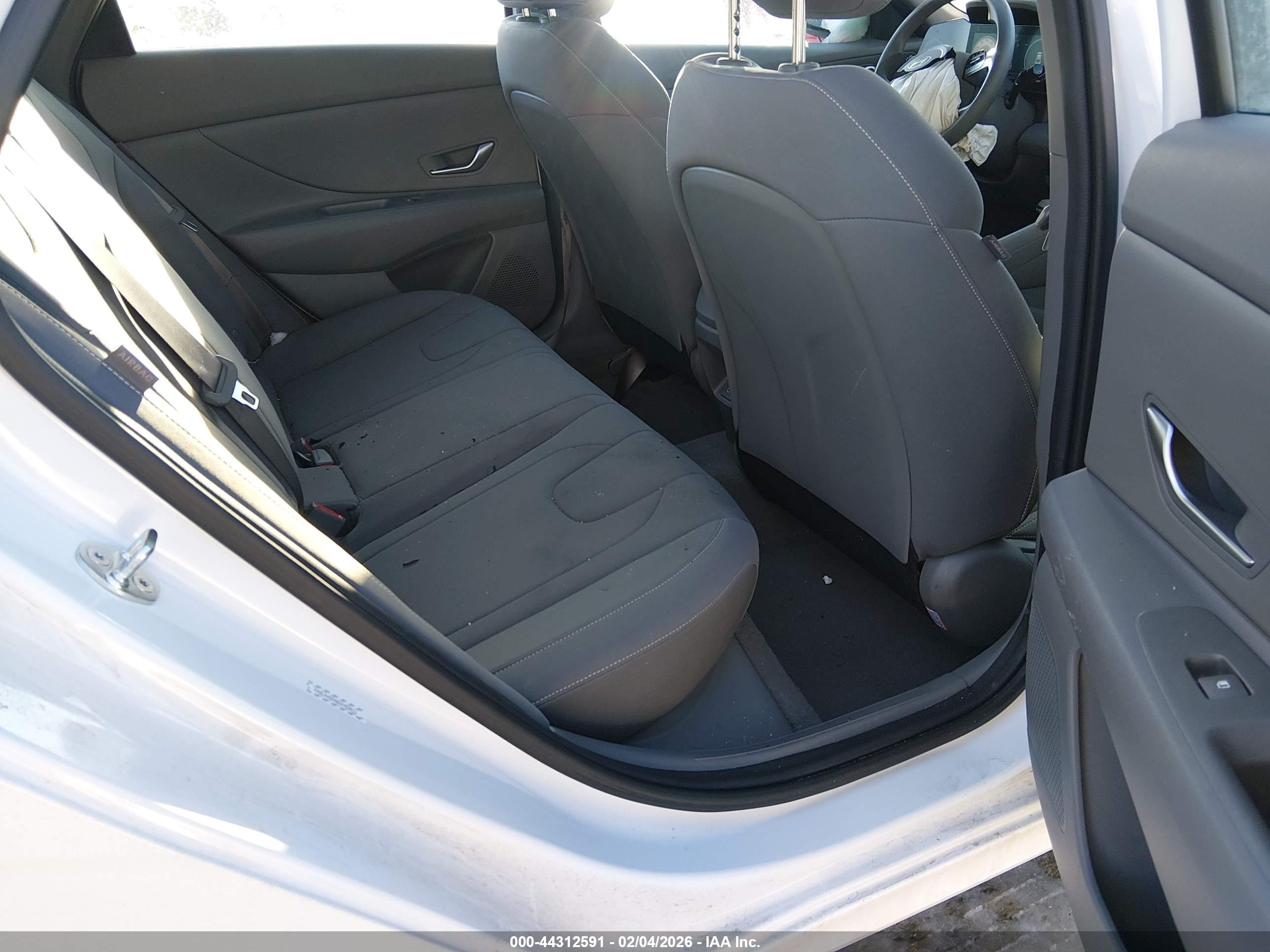HYUNDAI ELANTRA image 8