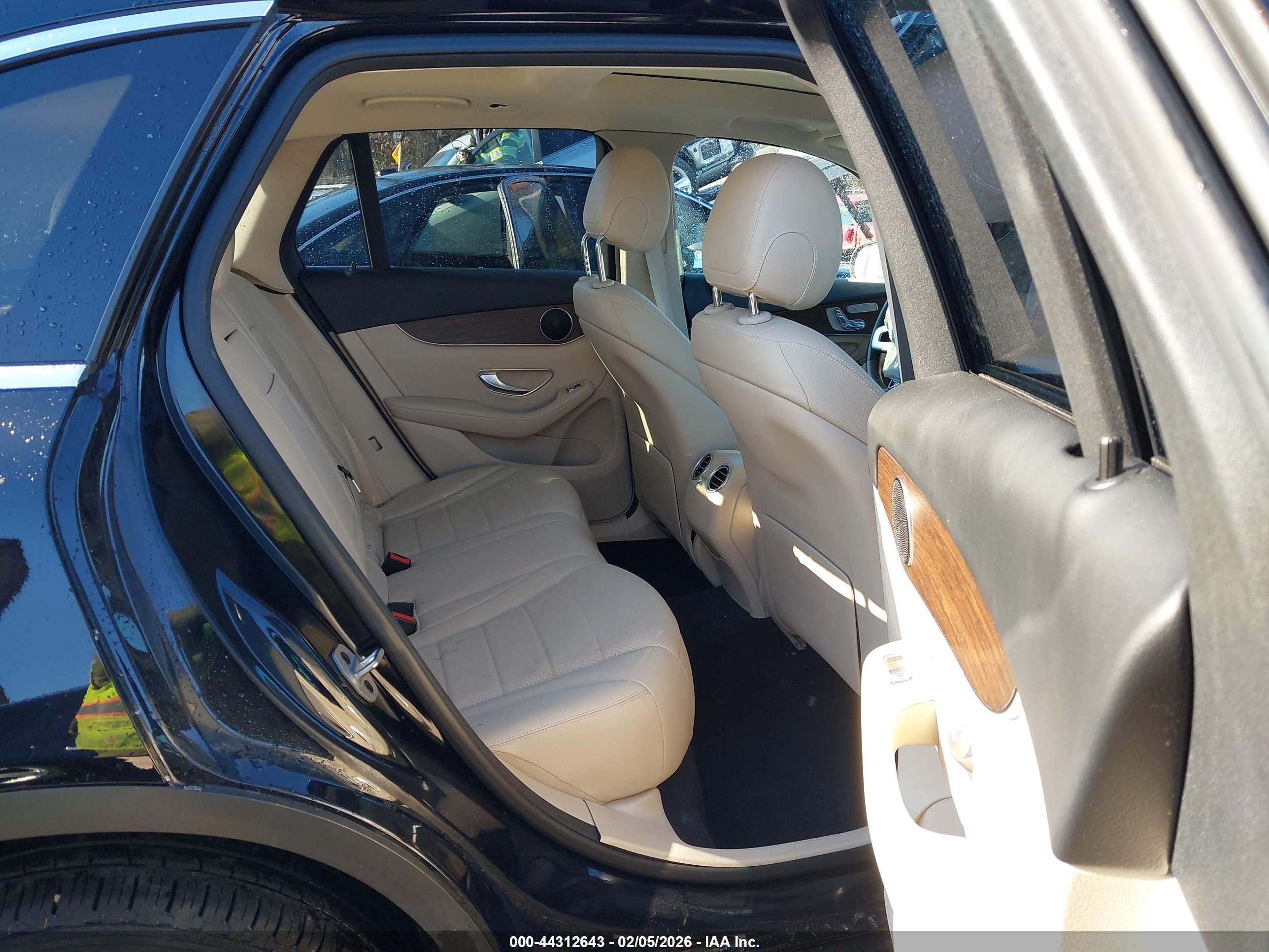 MERCEDES-BENZ GLC image 8
