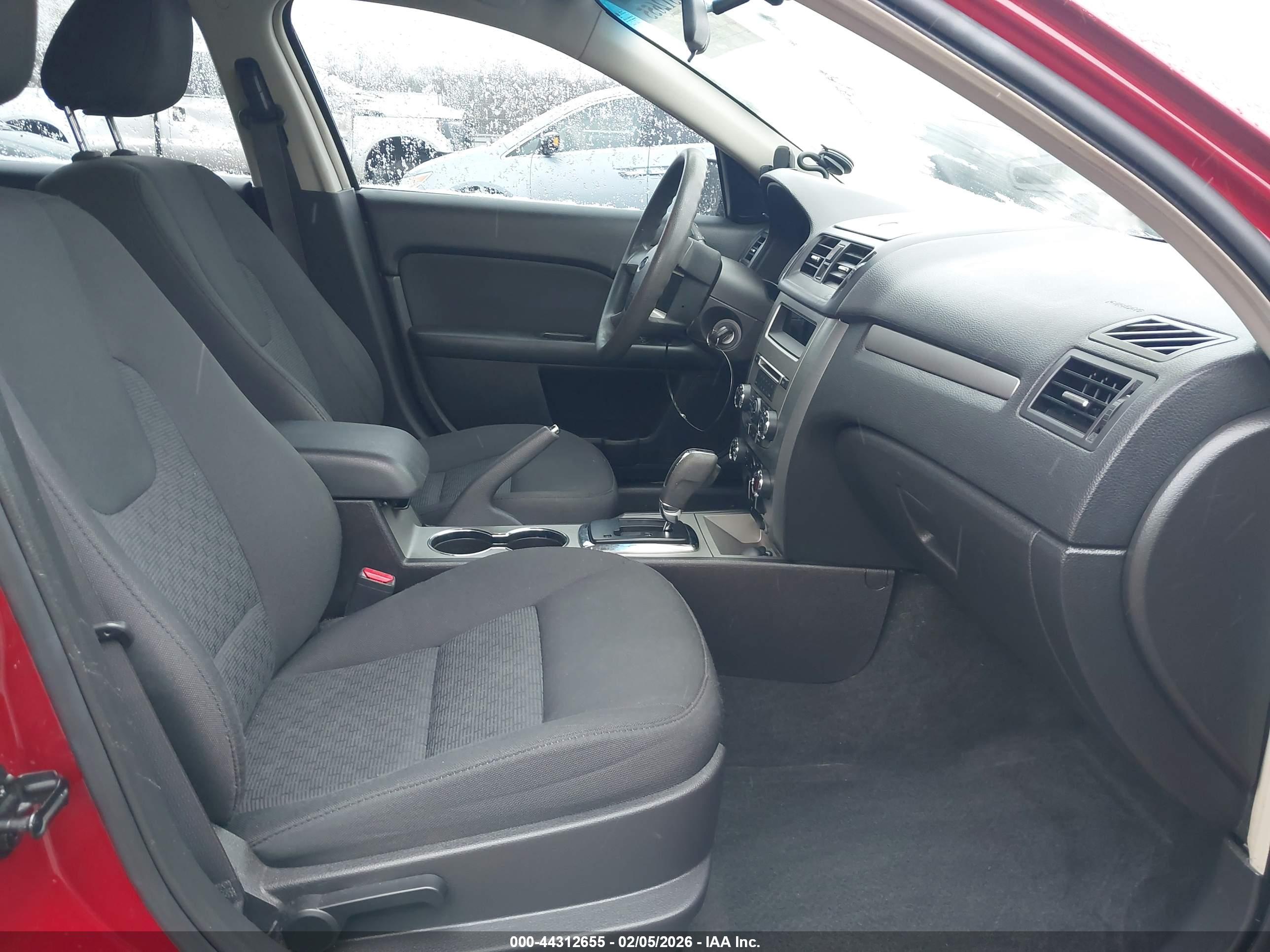 FORD FUSION image 5