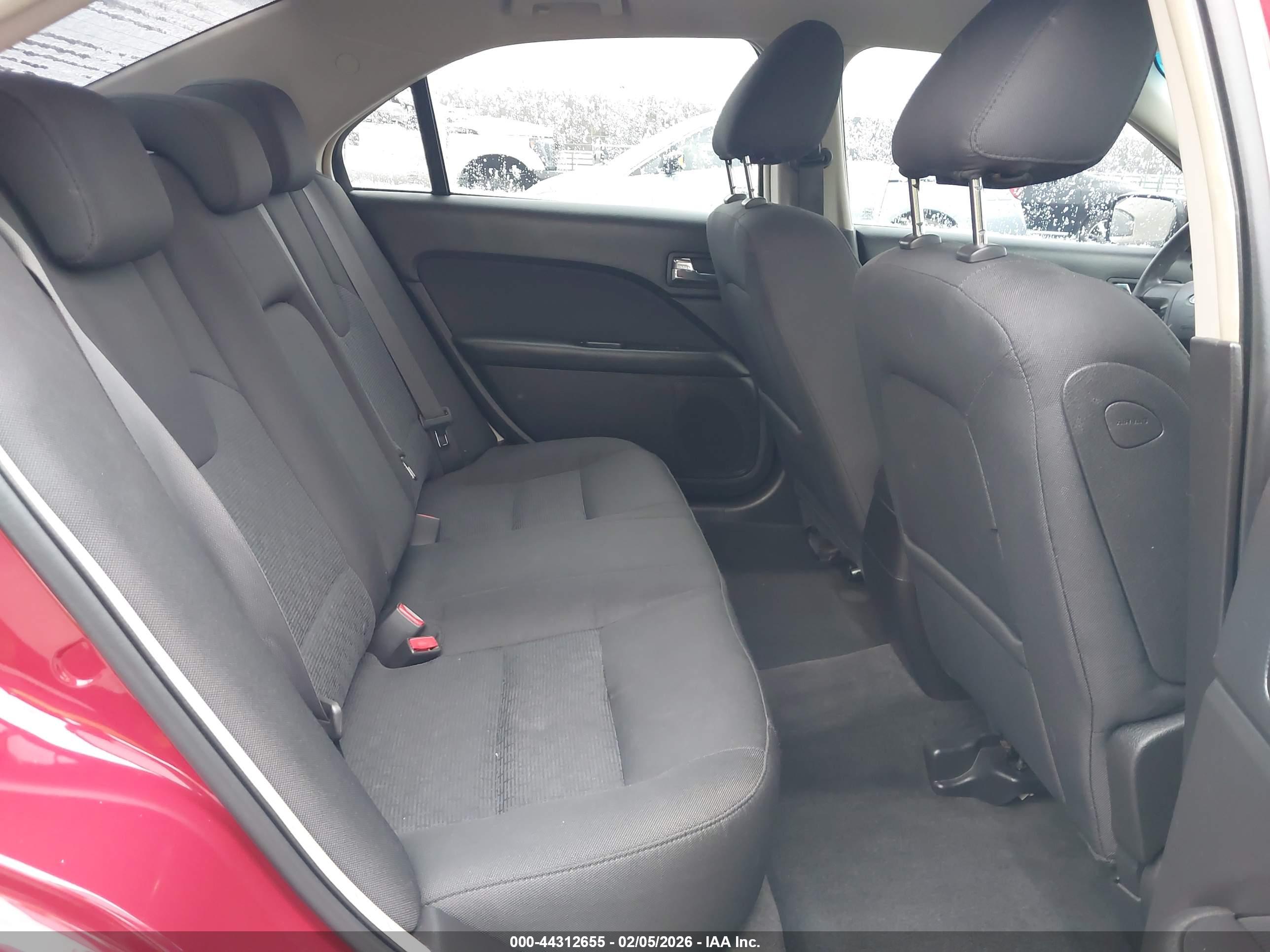 FORD FUSION image 8
