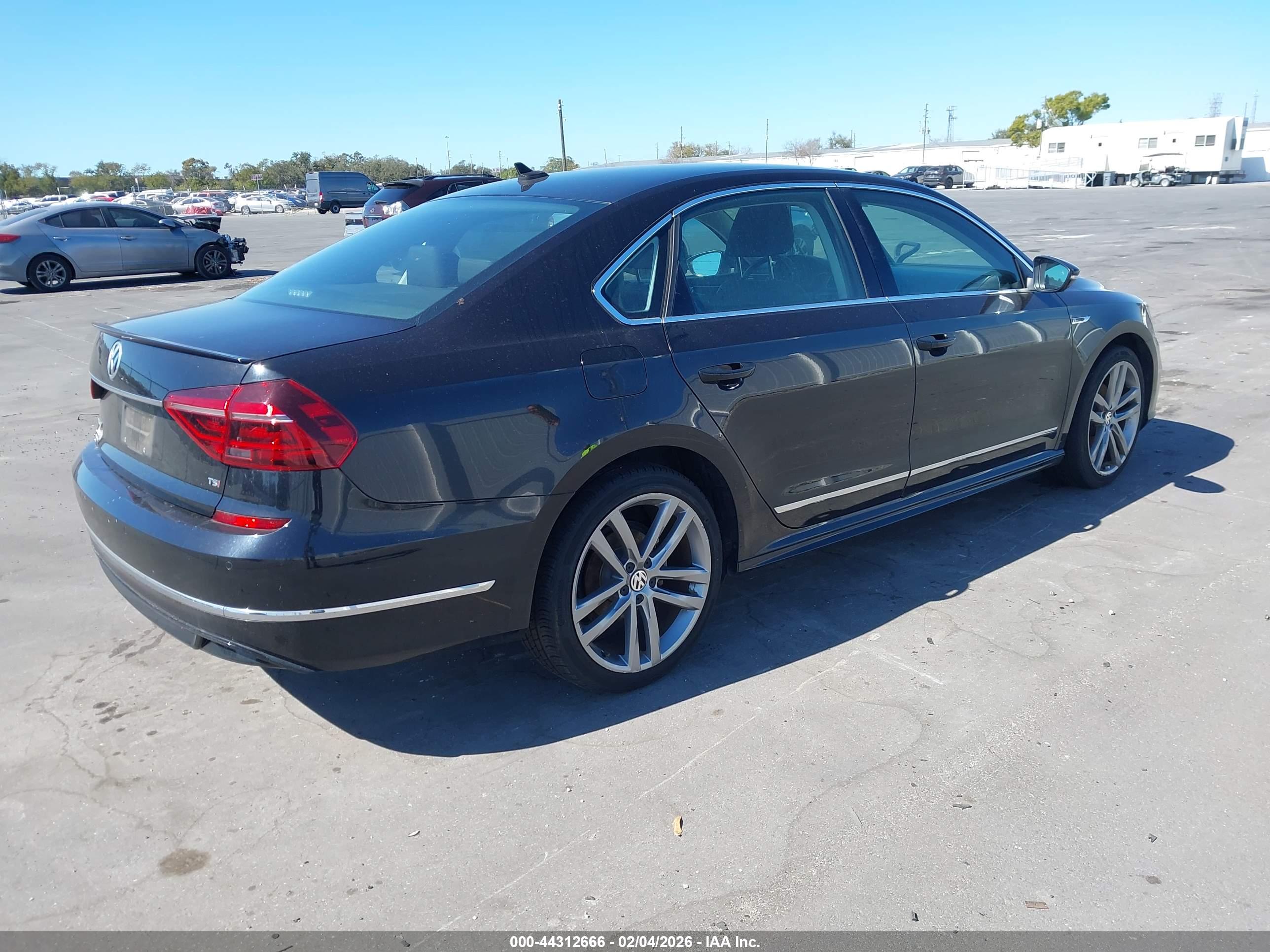 VOLKSWAGEN PASSAT image 4