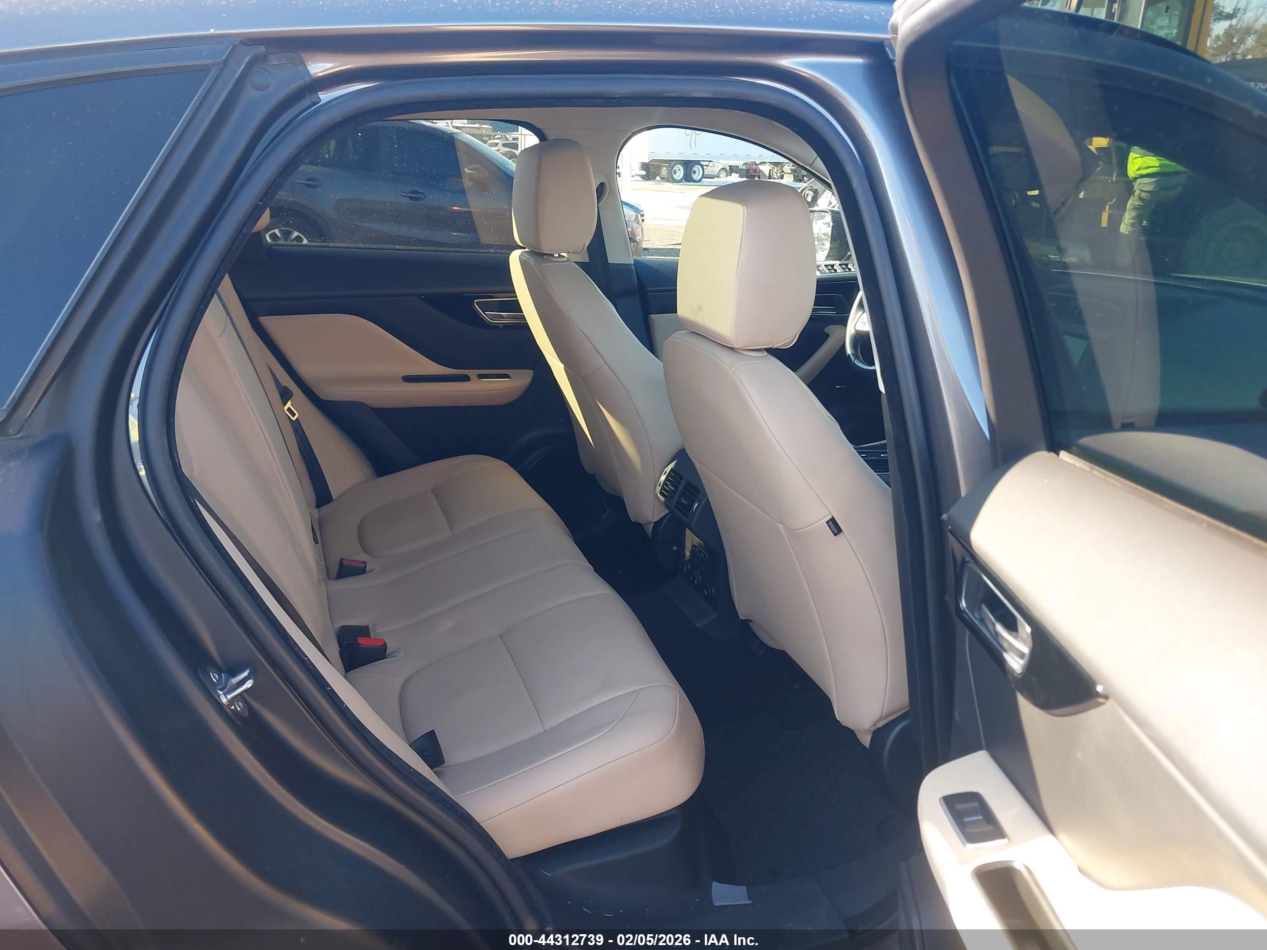 JAGUAR F-PACE image 8
