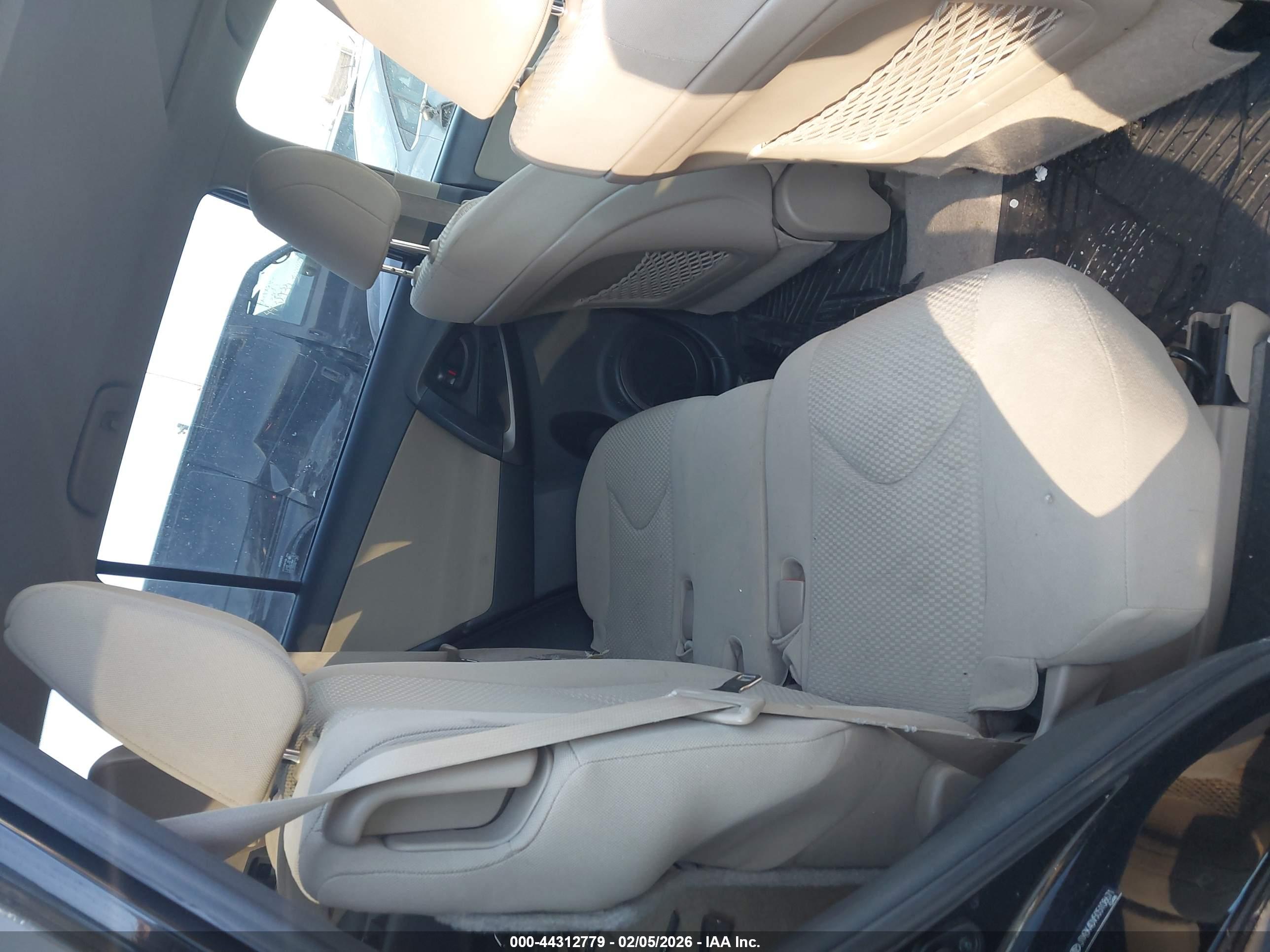 TOYOTA RAV4 image 8