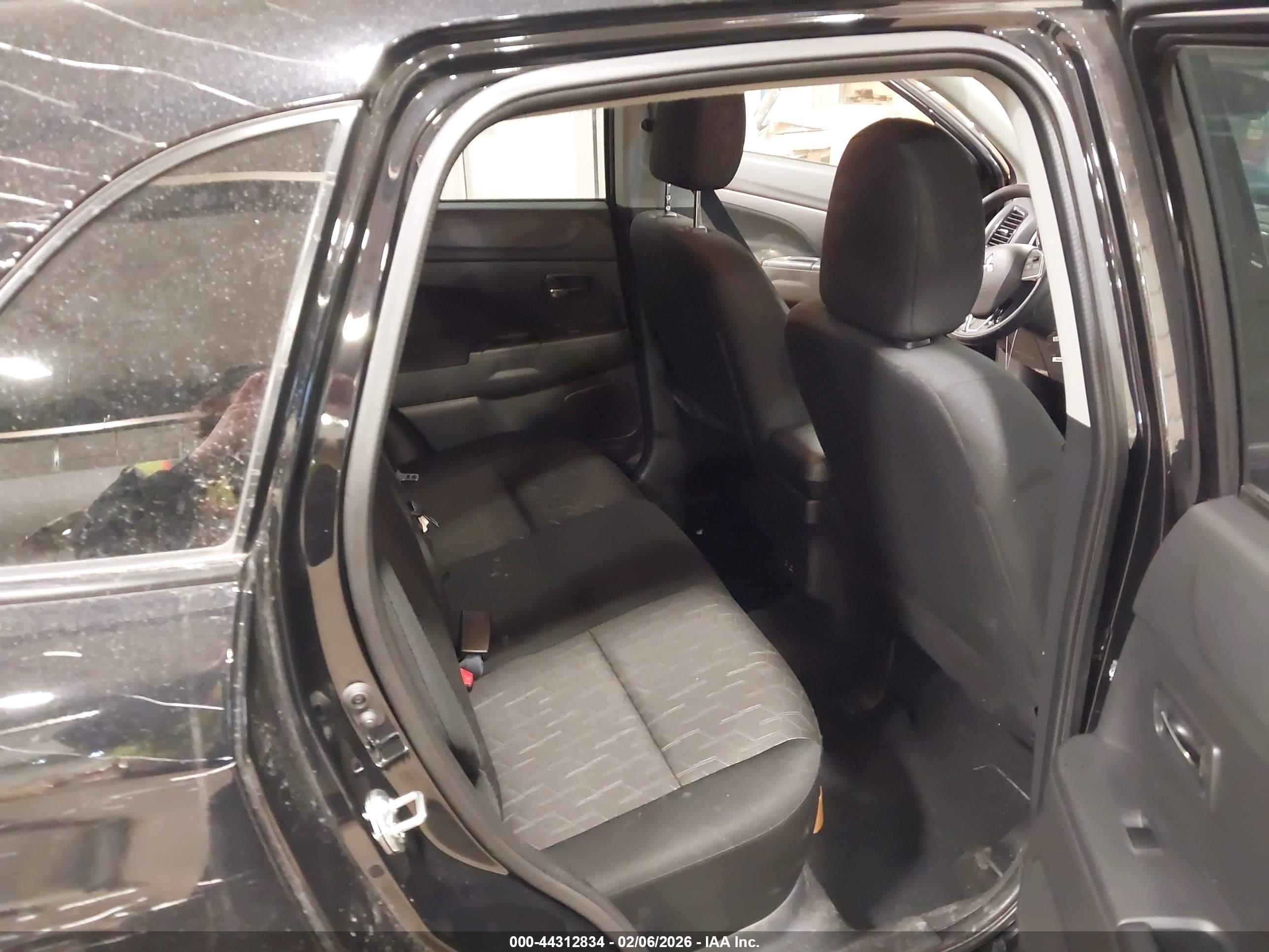 MITSUBISHI OUTLANDER image 8