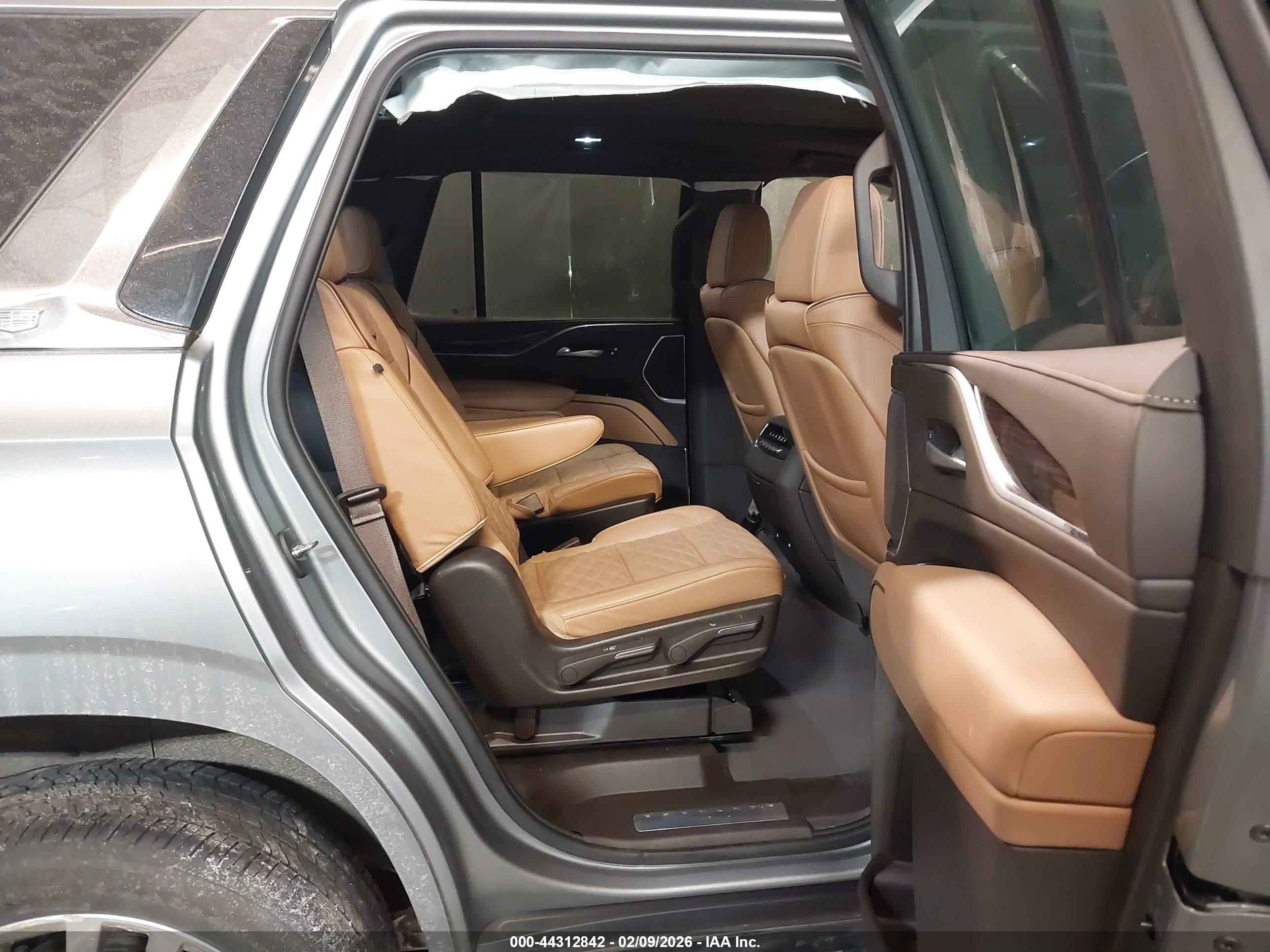CADILLAC ESCALADE image 8