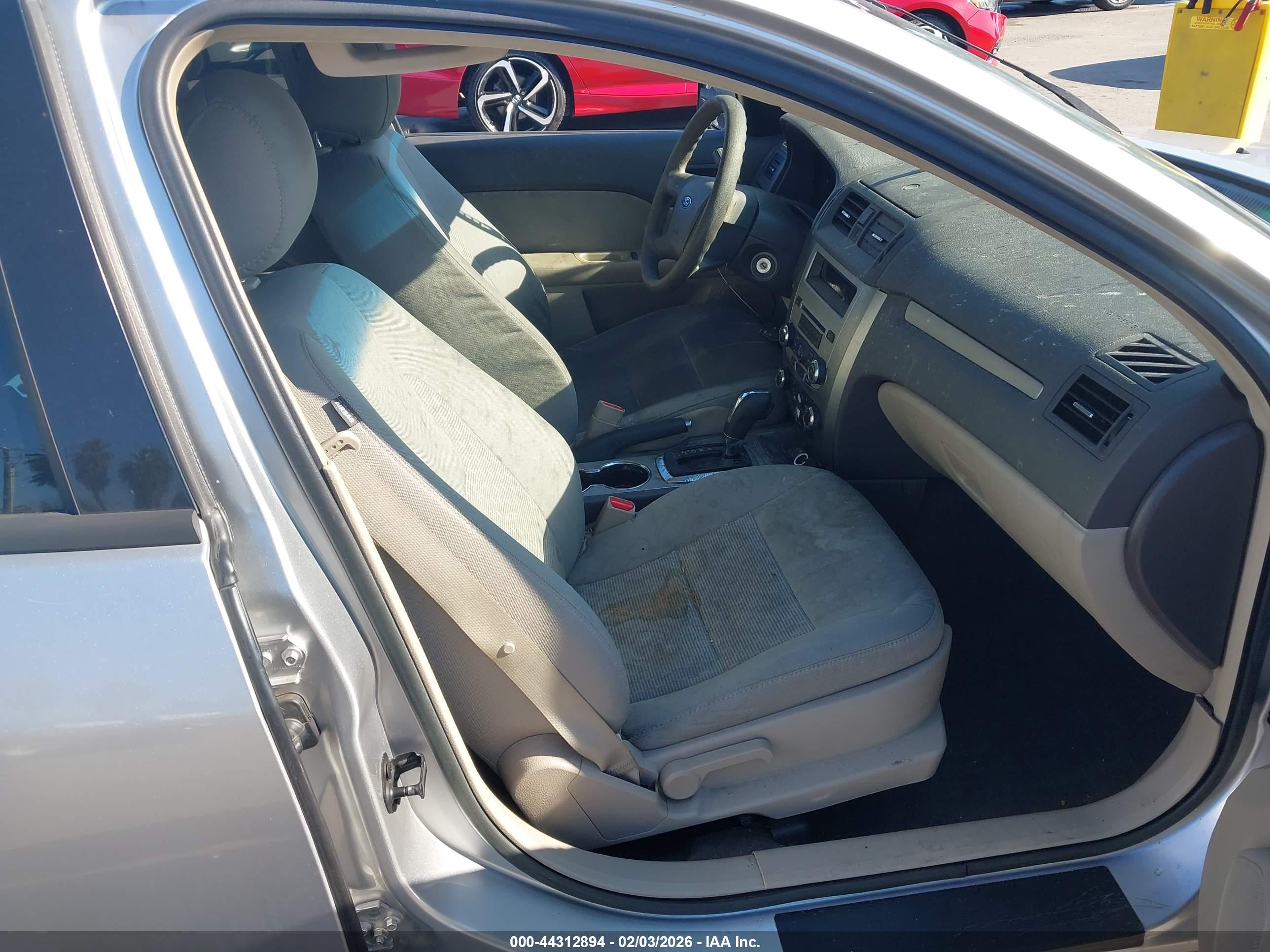 FORD FUSION image 5