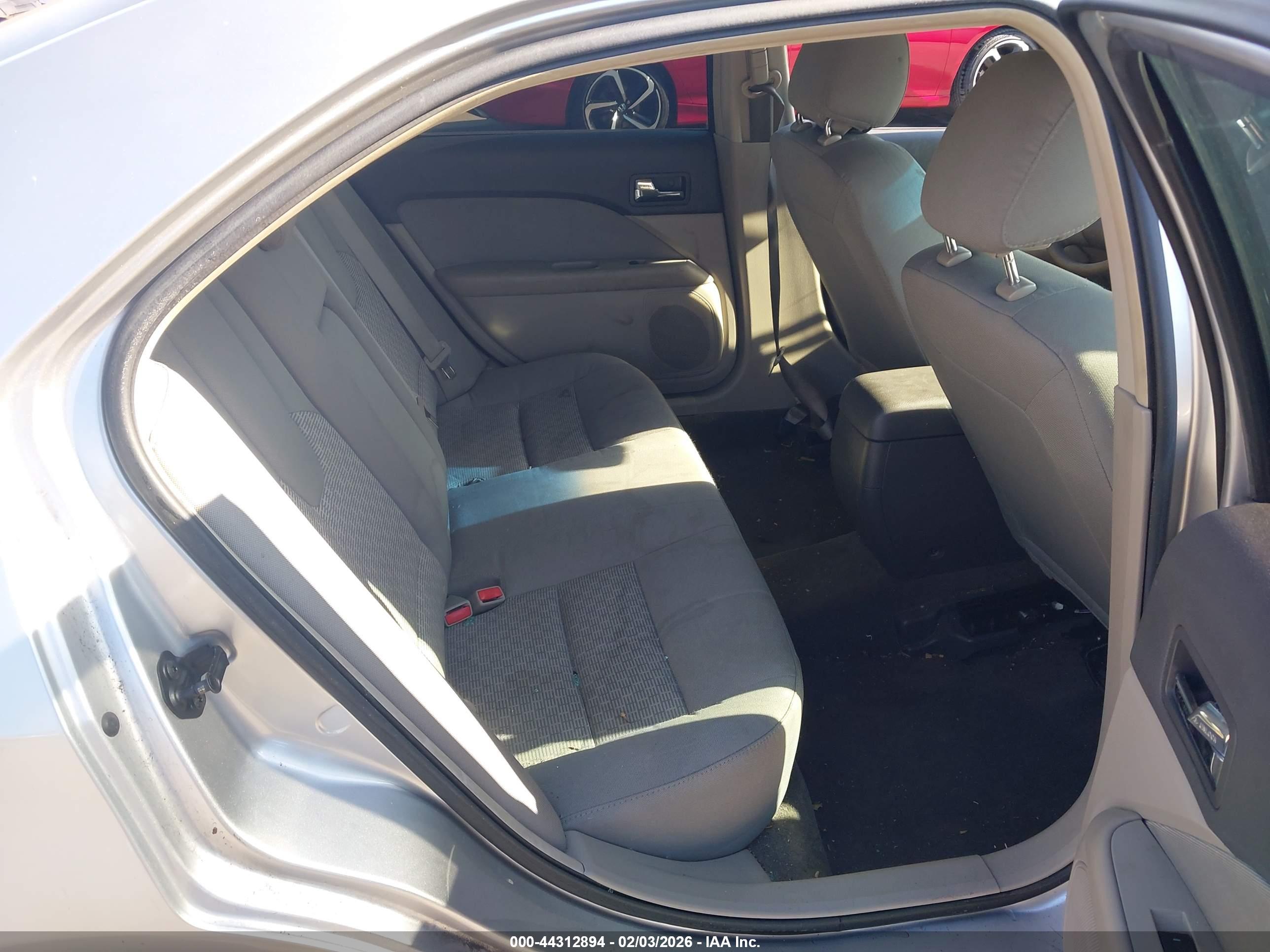 FORD FUSION image 8
