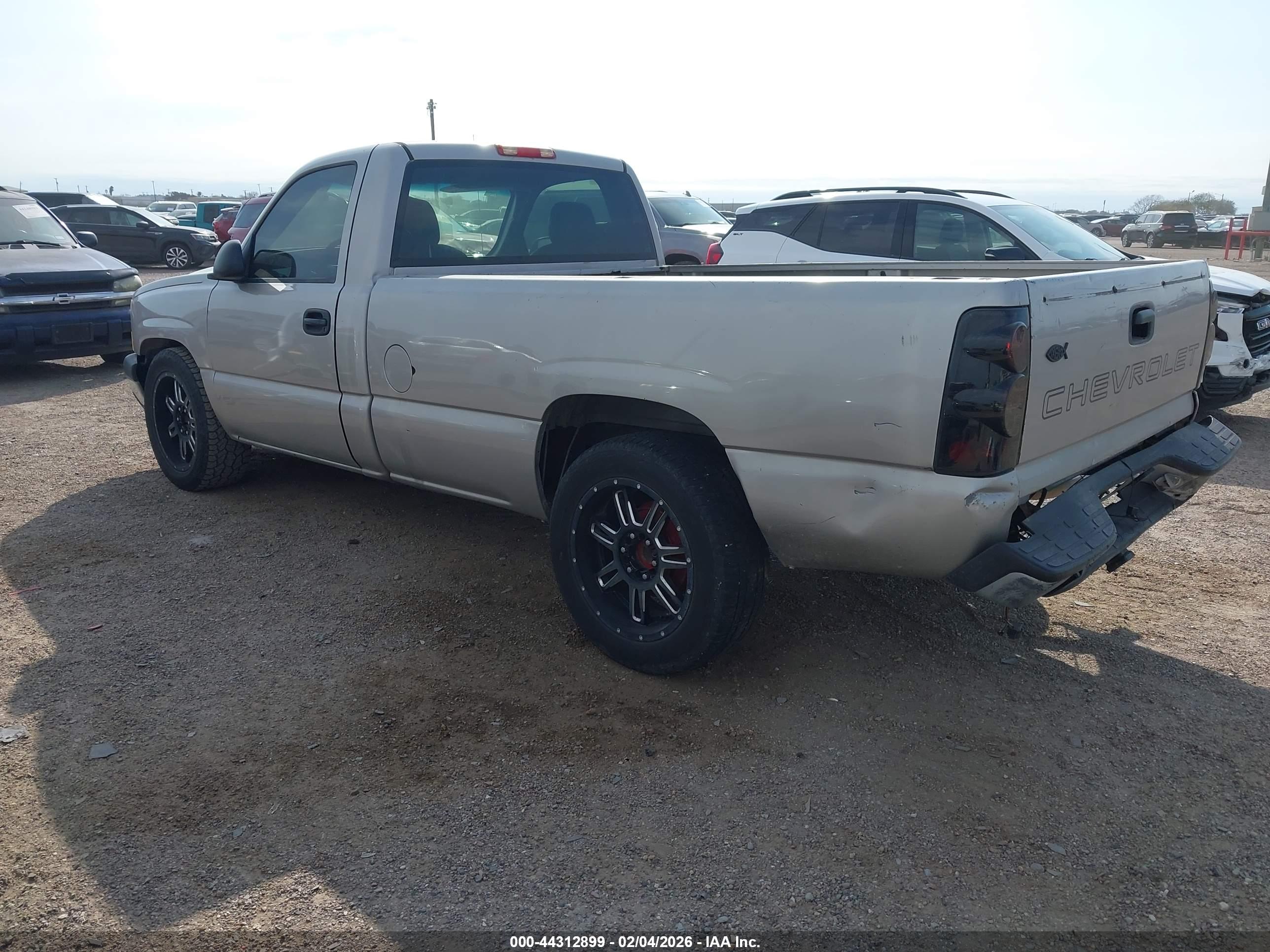 CHEVROLET SILVERADO image 3
