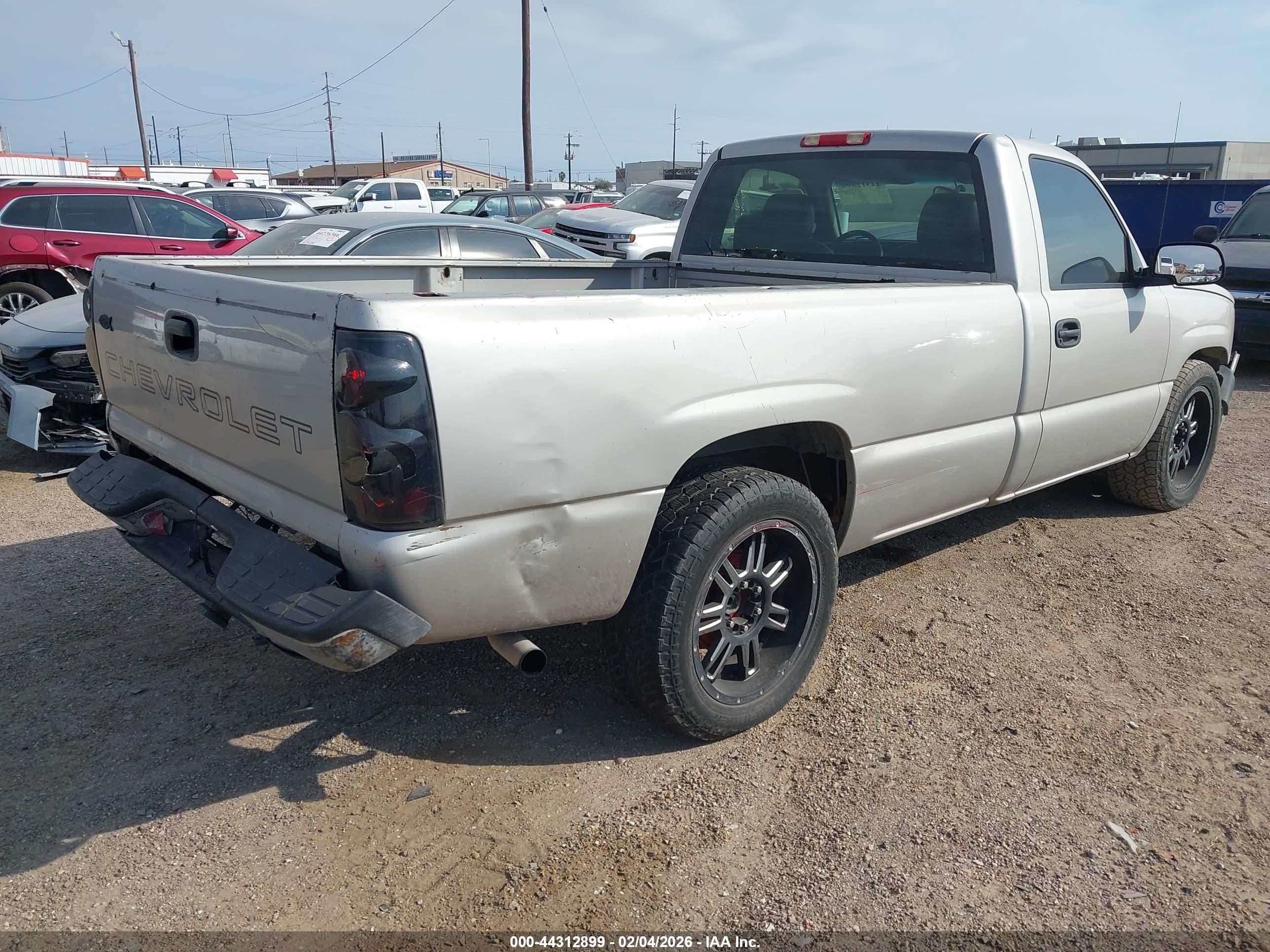 CHEVROLET SILVERADO image 4