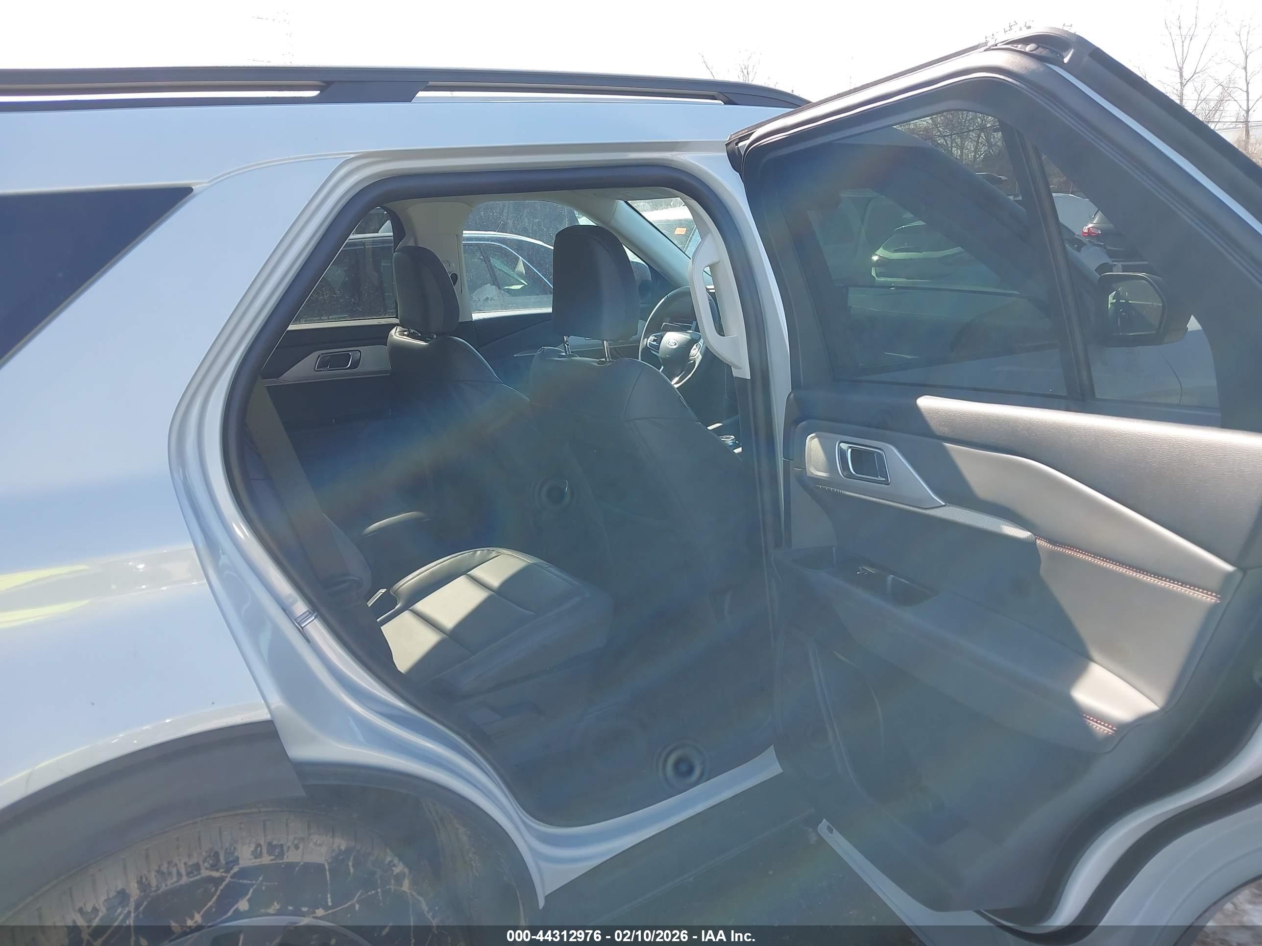 FORD EXPLORER image 8