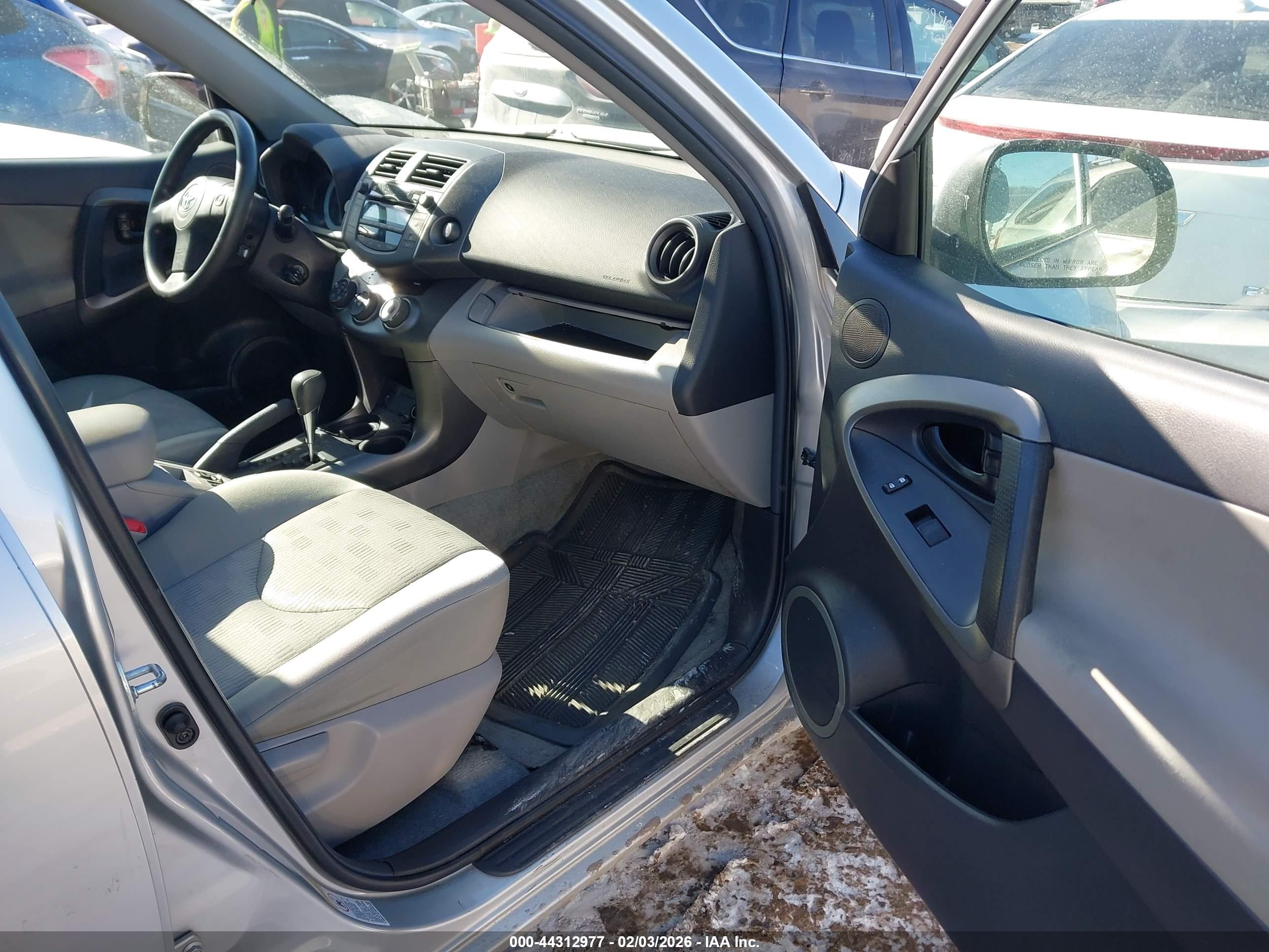 TOYOTA RAV4 image 5