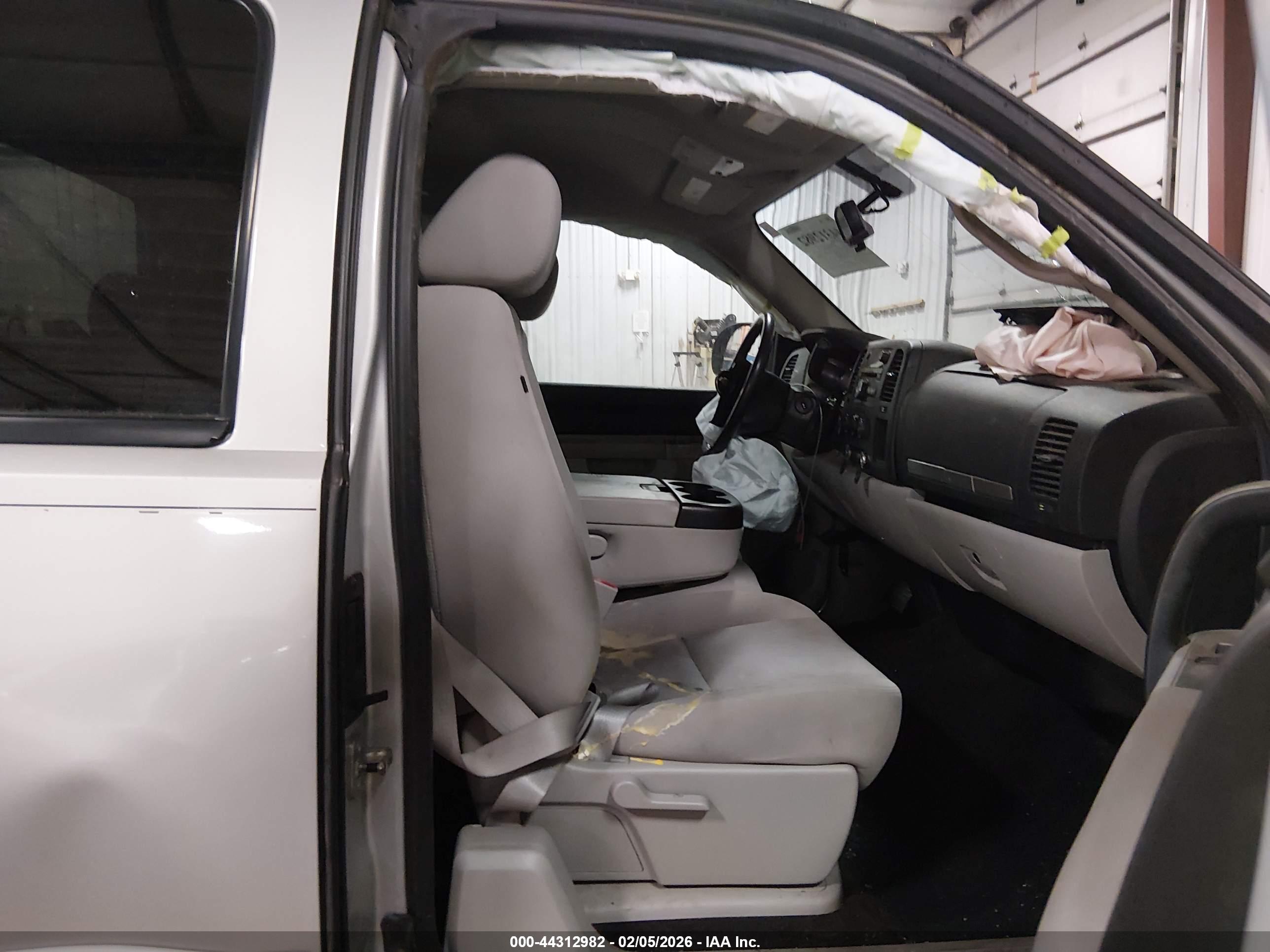 CHEVROLET SILVERADO image 5