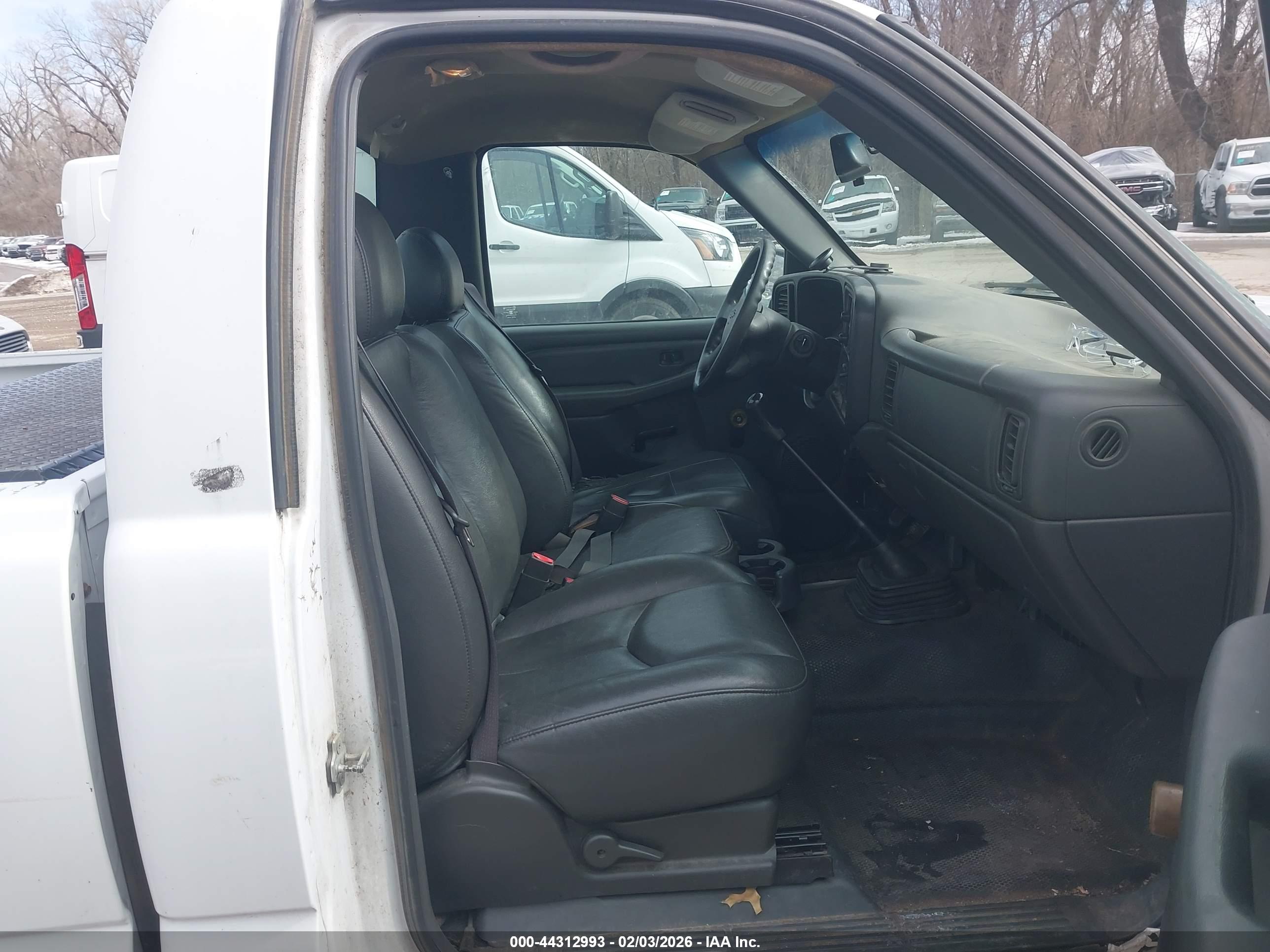 CHEVROLET SILVERADO image 5