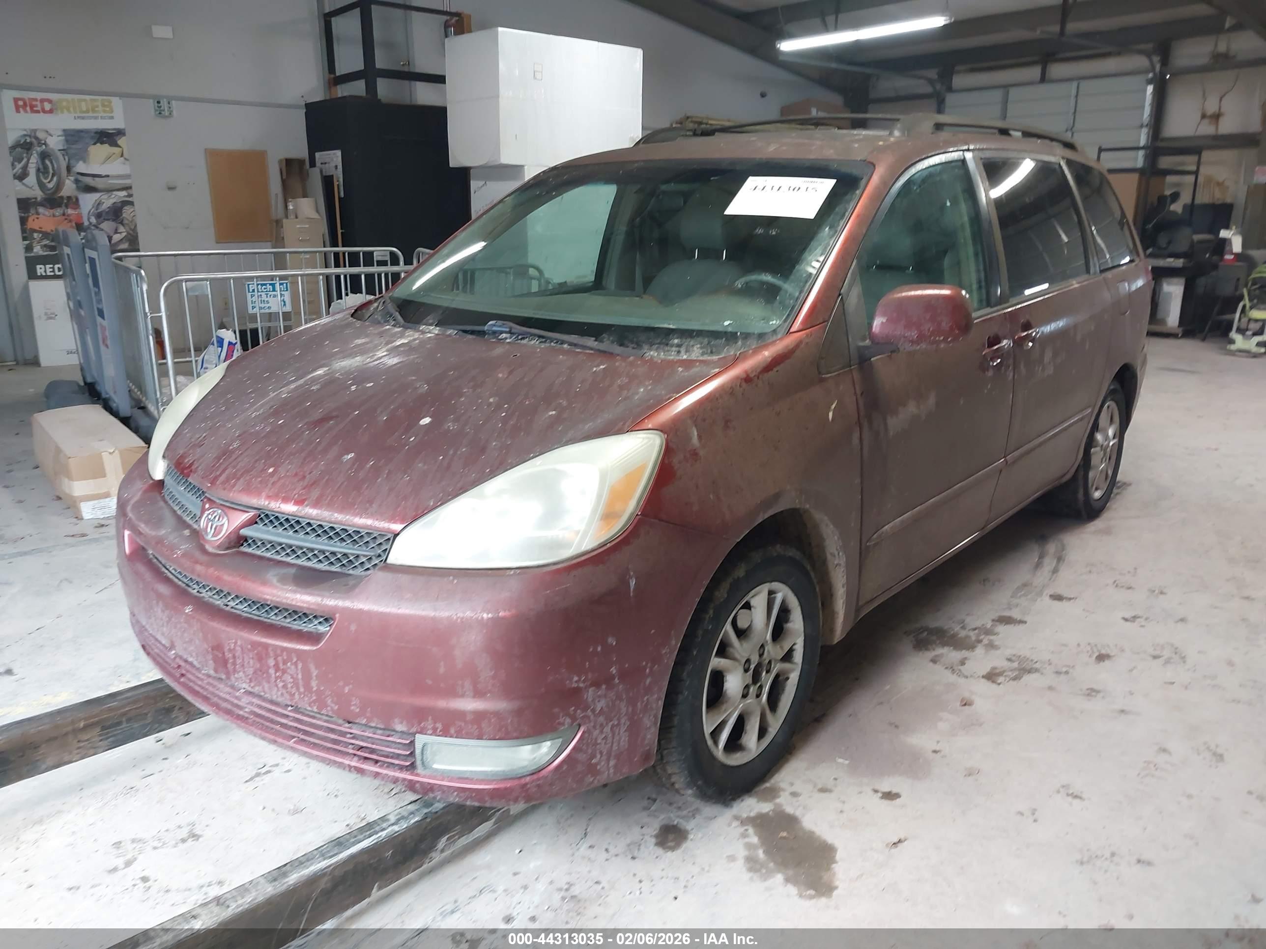 TOYOTA SIENNA image 2