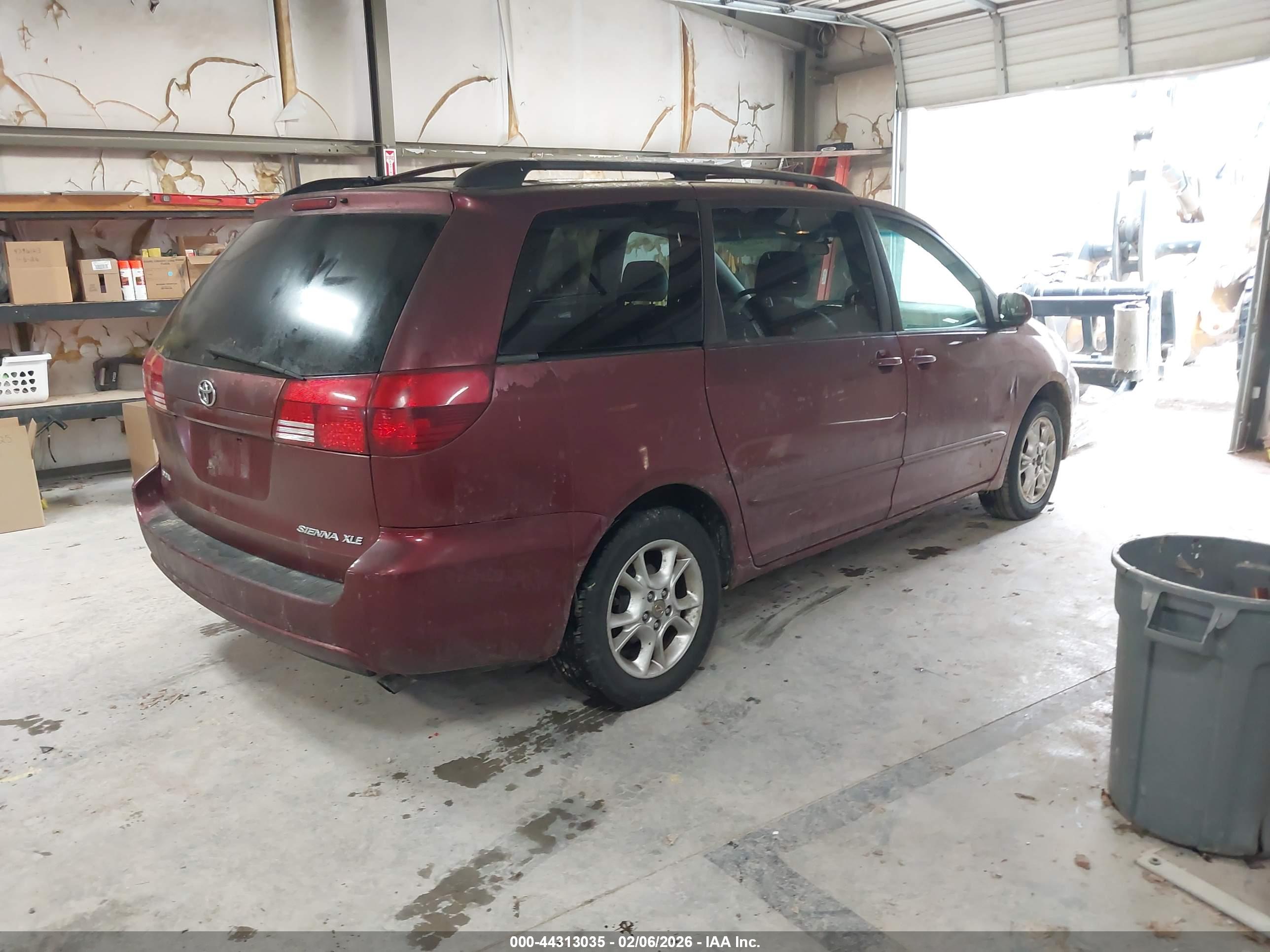 TOYOTA SIENNA image 4
