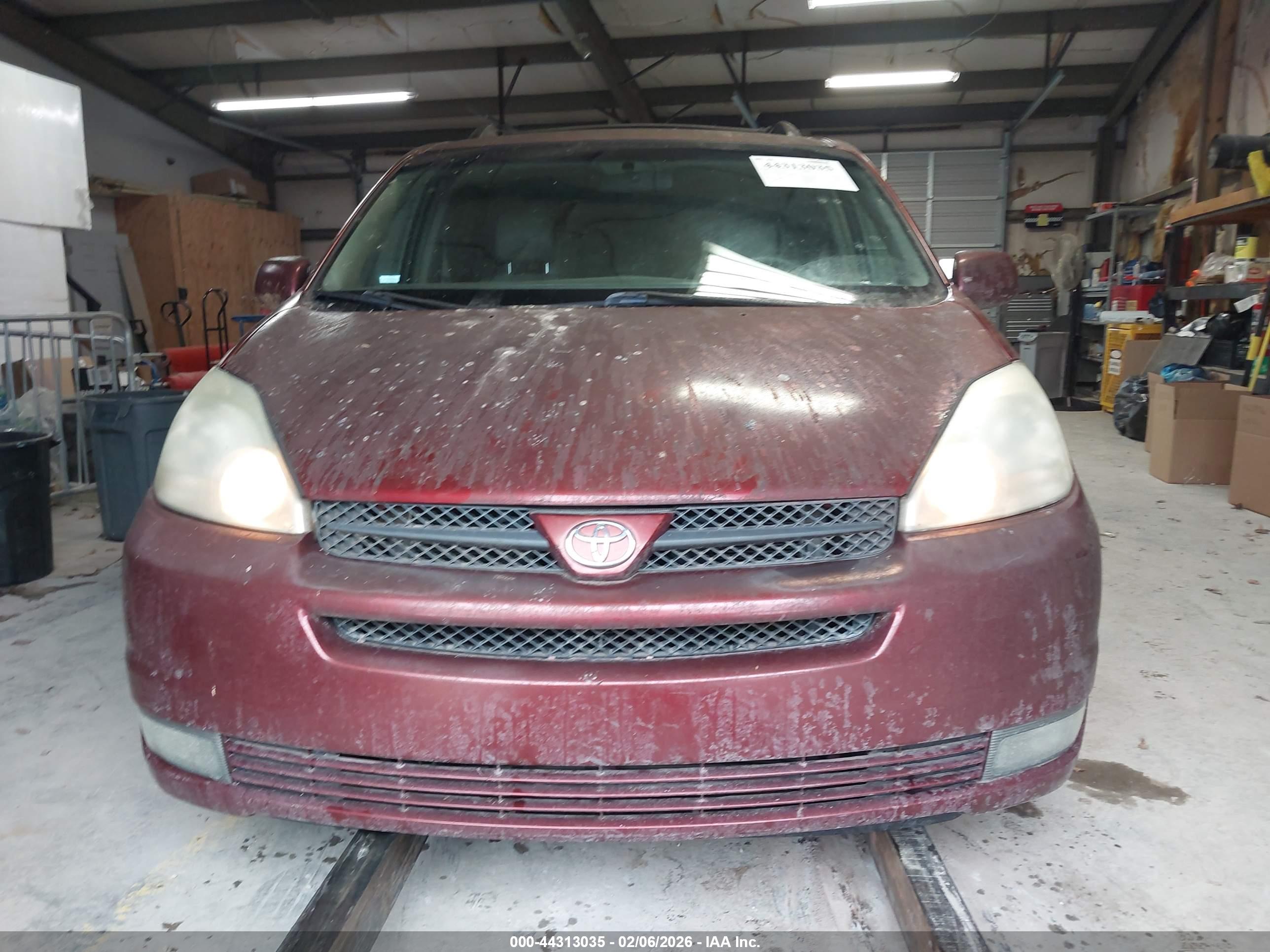 TOYOTA SIENNA image 6