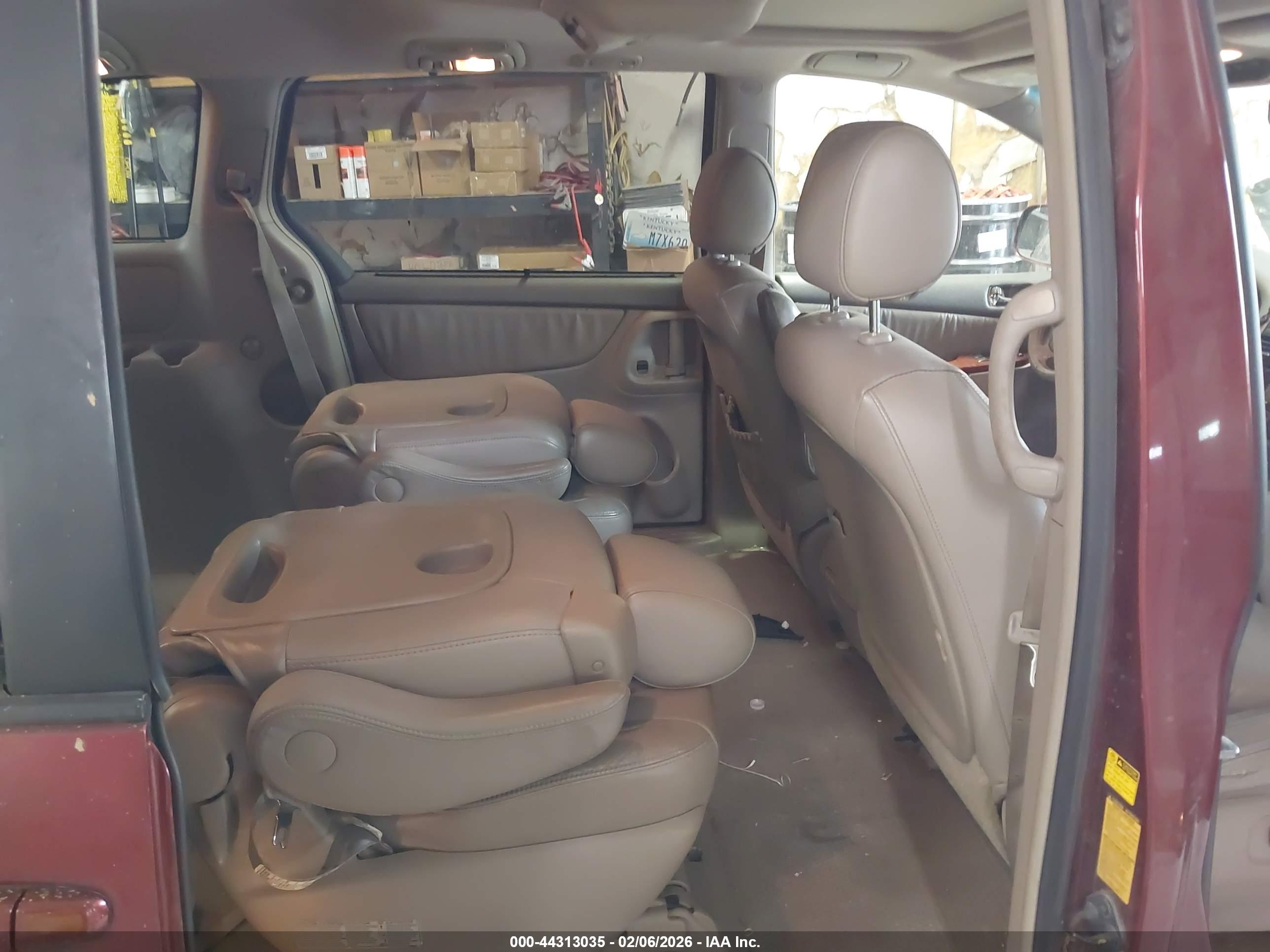 TOYOTA SIENNA image 8