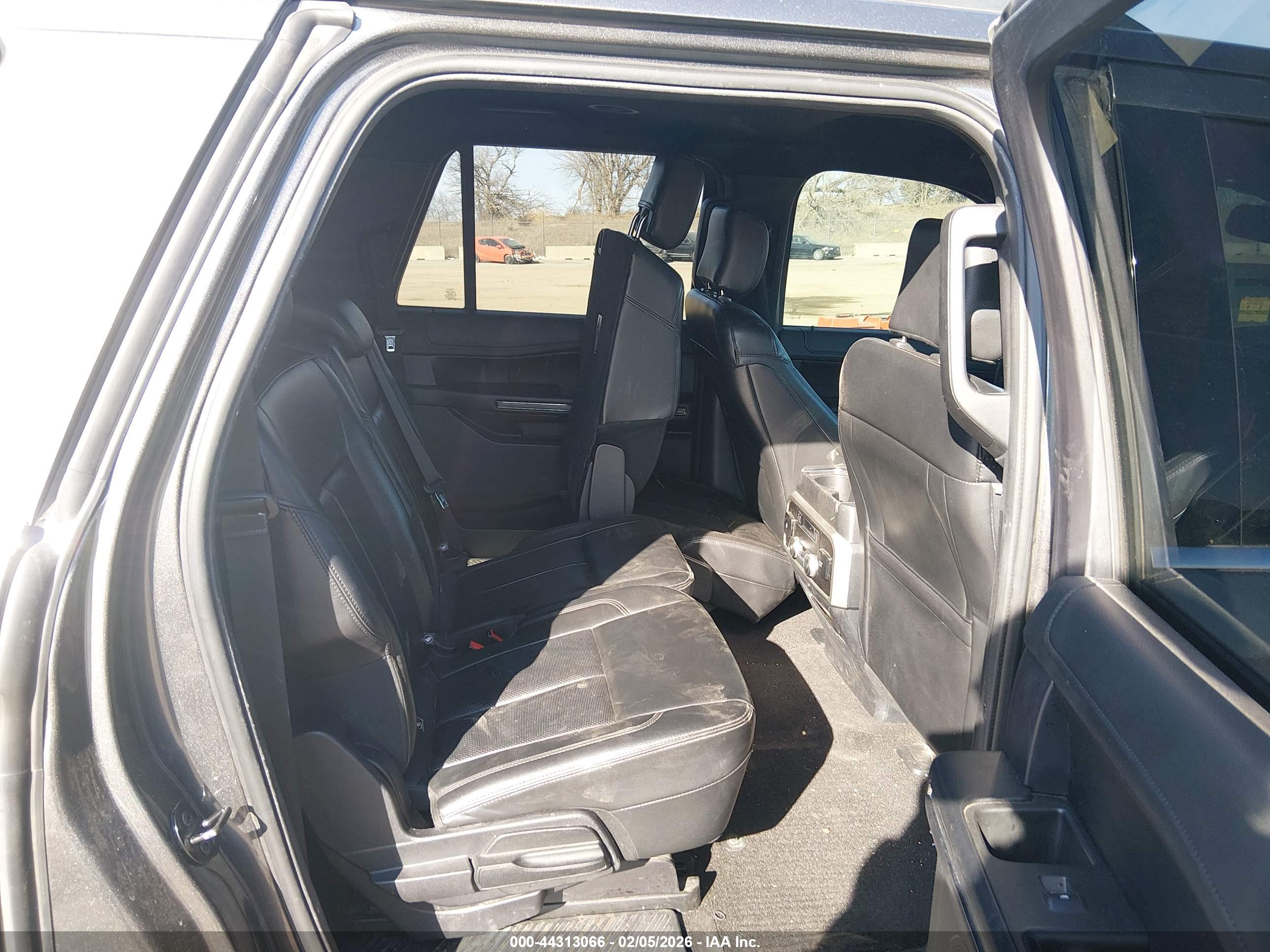 FORD EXPEDITION image 8
