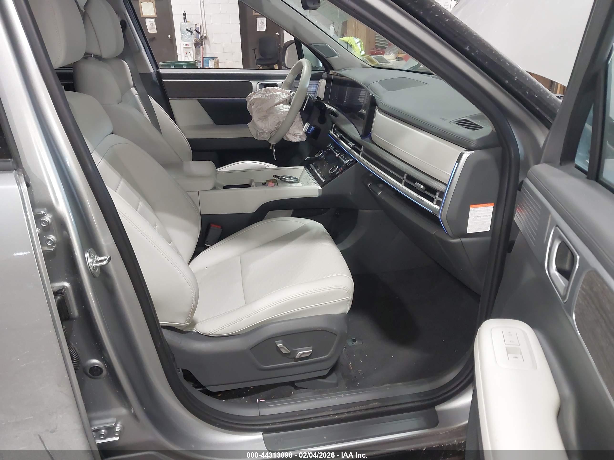 HYUNDAI SANTA image 5