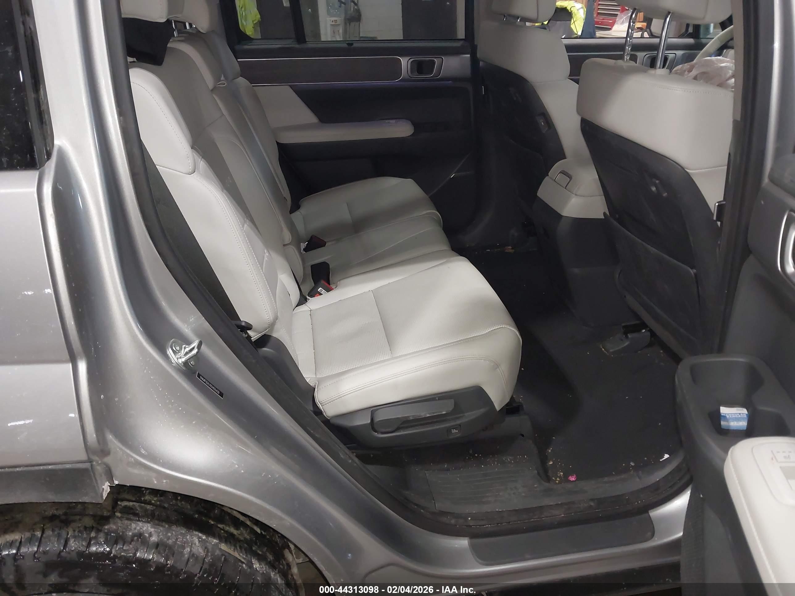 HYUNDAI SANTA image 8