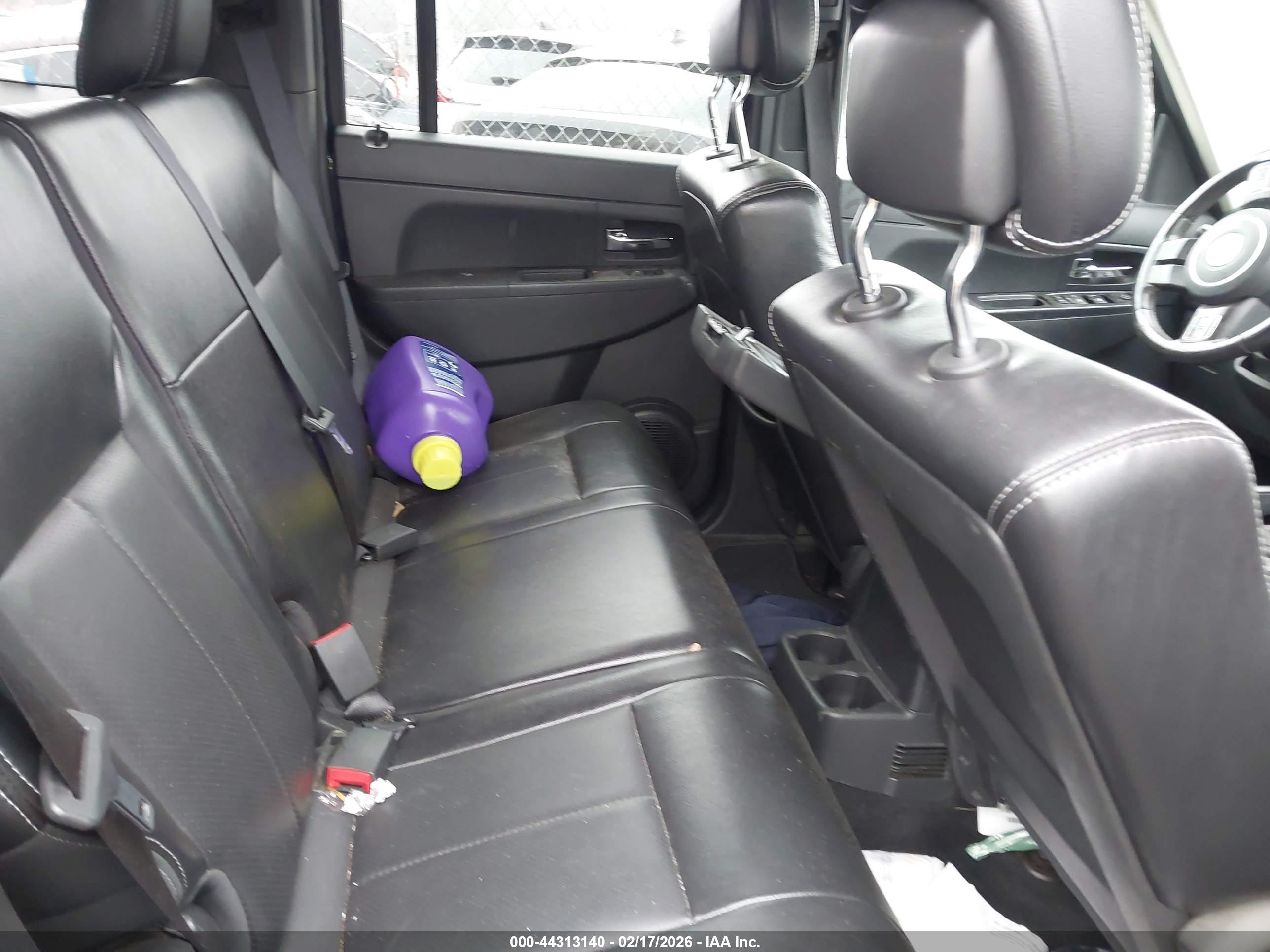 JEEP LIBERTY image 8