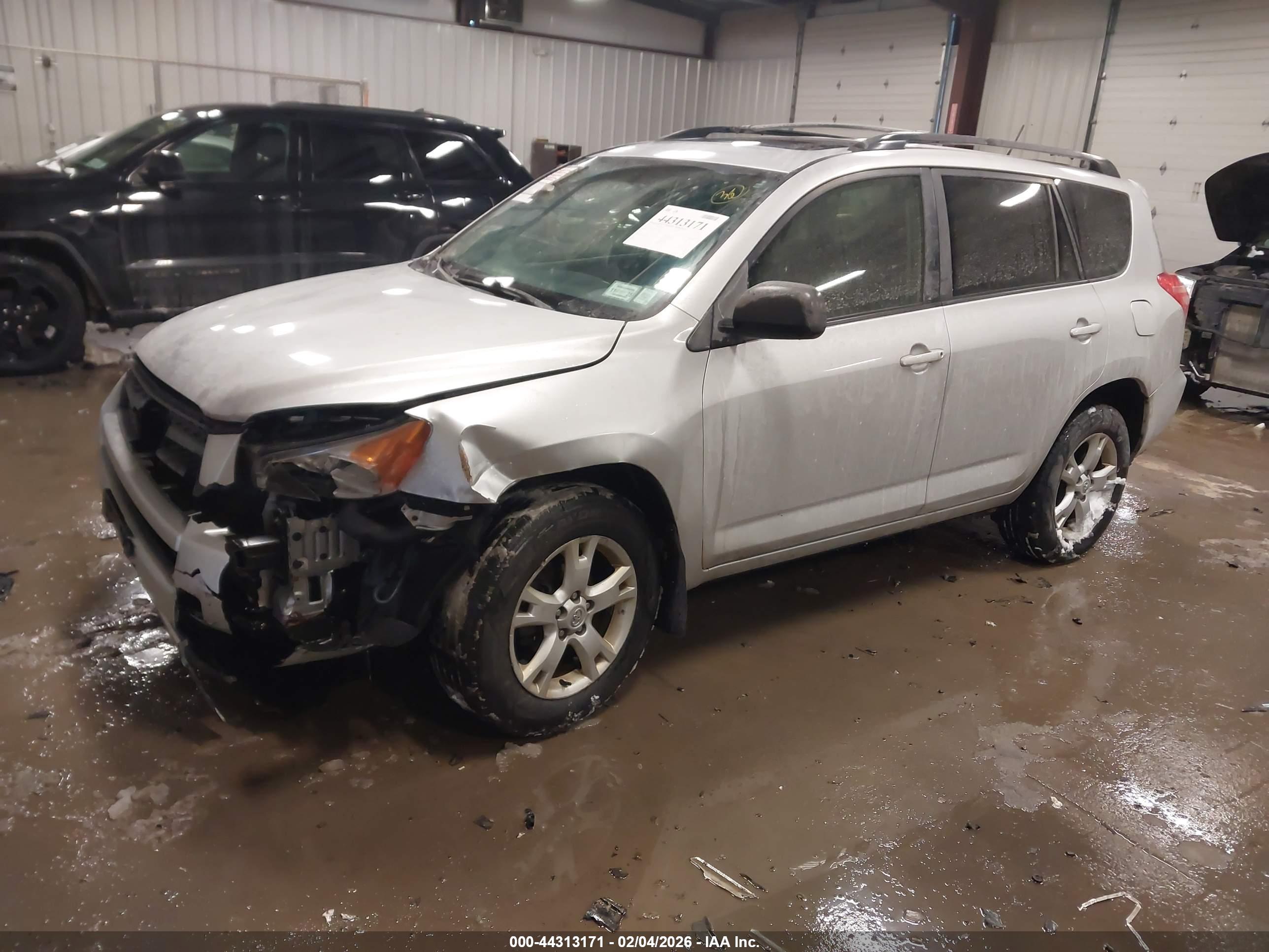 TOYOTA RAV4 image 2