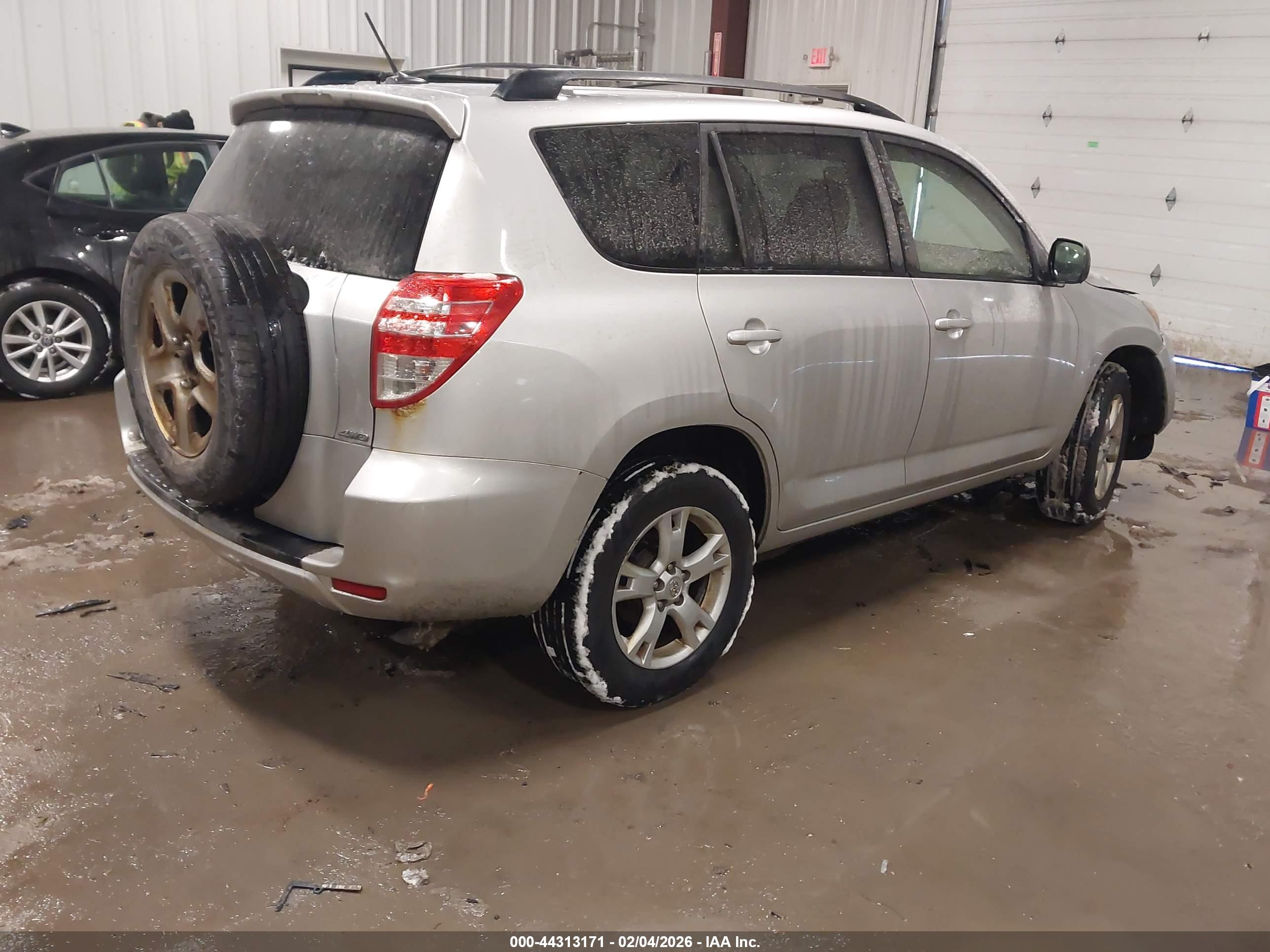 TOYOTA RAV4 image 4