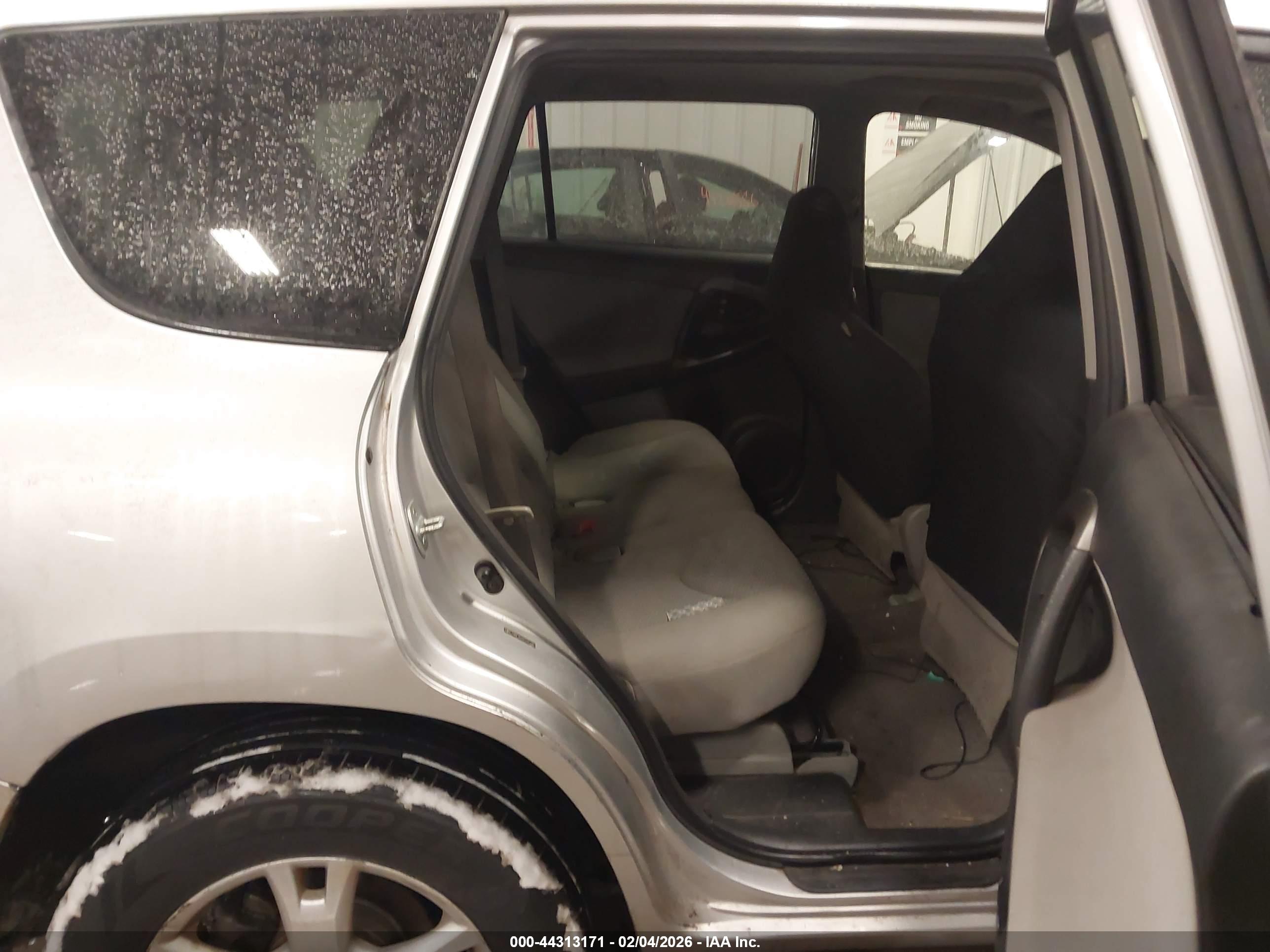 TOYOTA RAV4 image 8