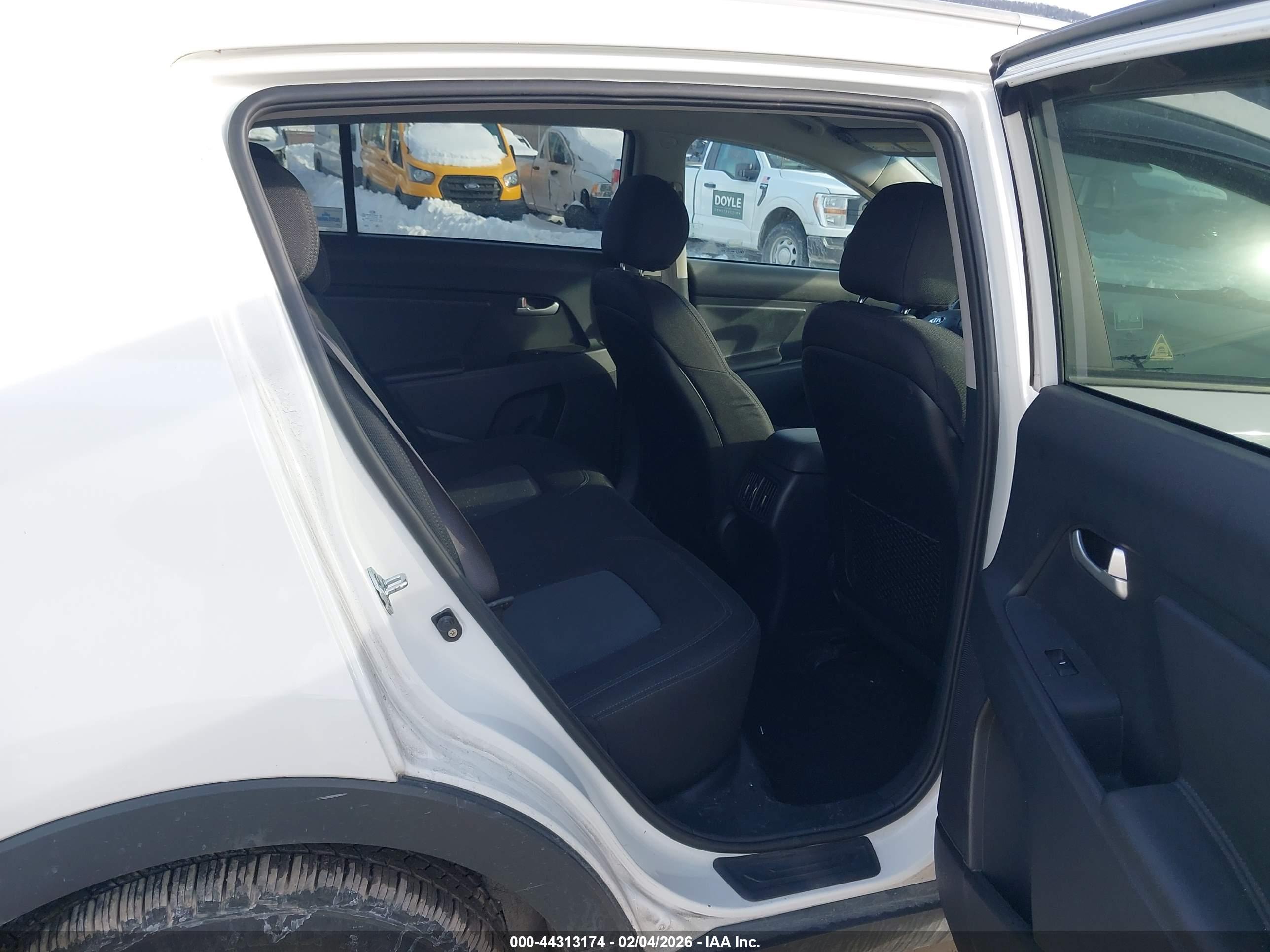 KIA SPORTAGE image 8