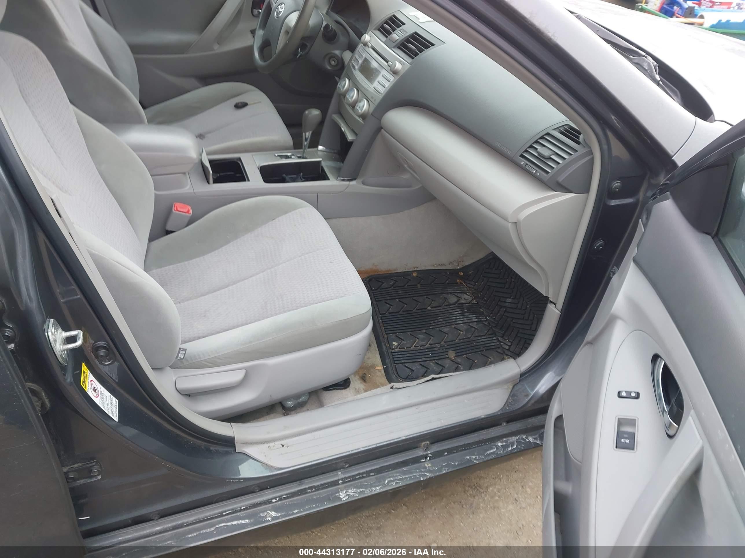 TOYOTA CAMRY image 5