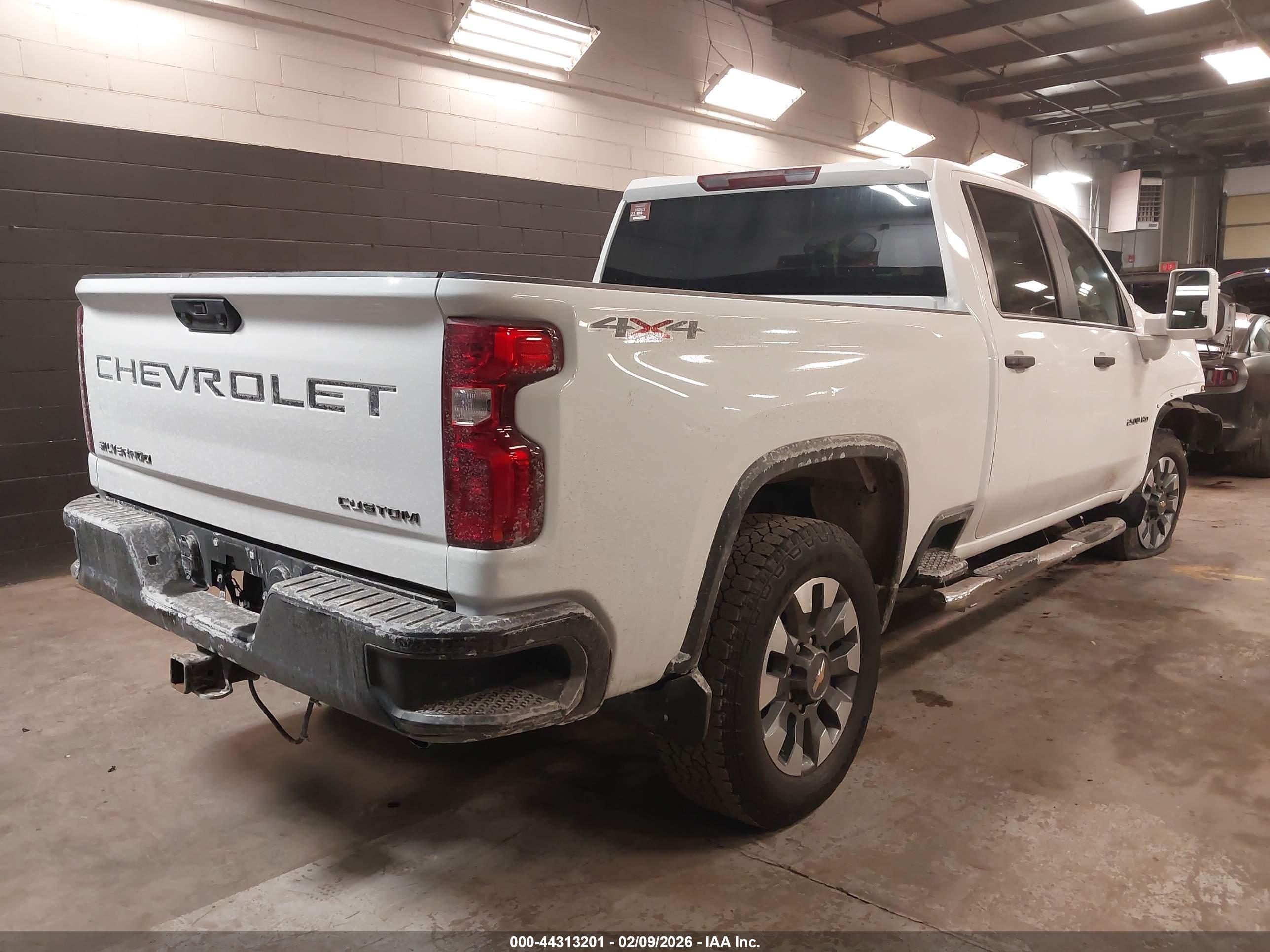 CHEVROLET SILVERADO image 4