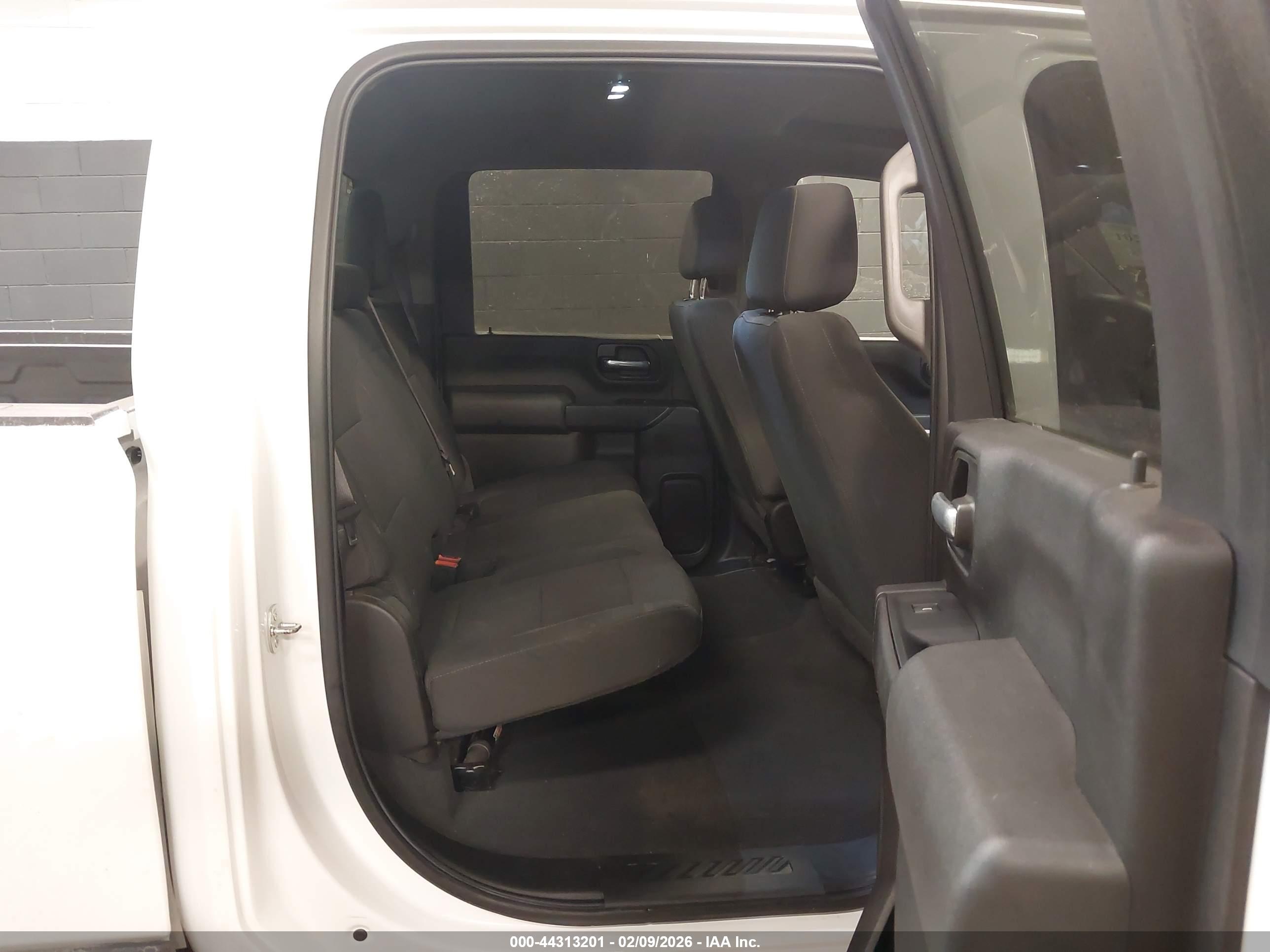 CHEVROLET SILVERADO image 7