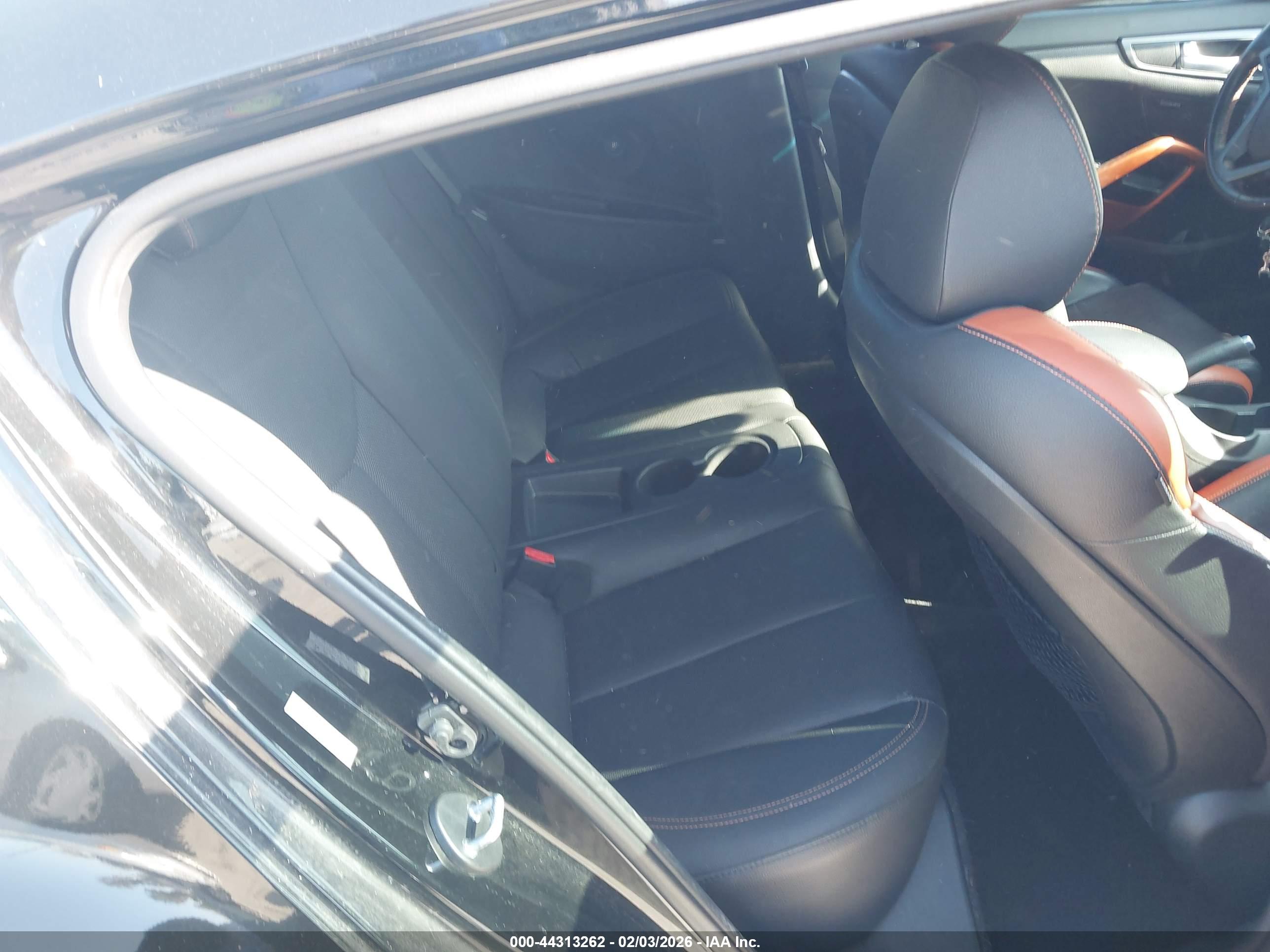 HYUNDAI VELOSTER image 8
