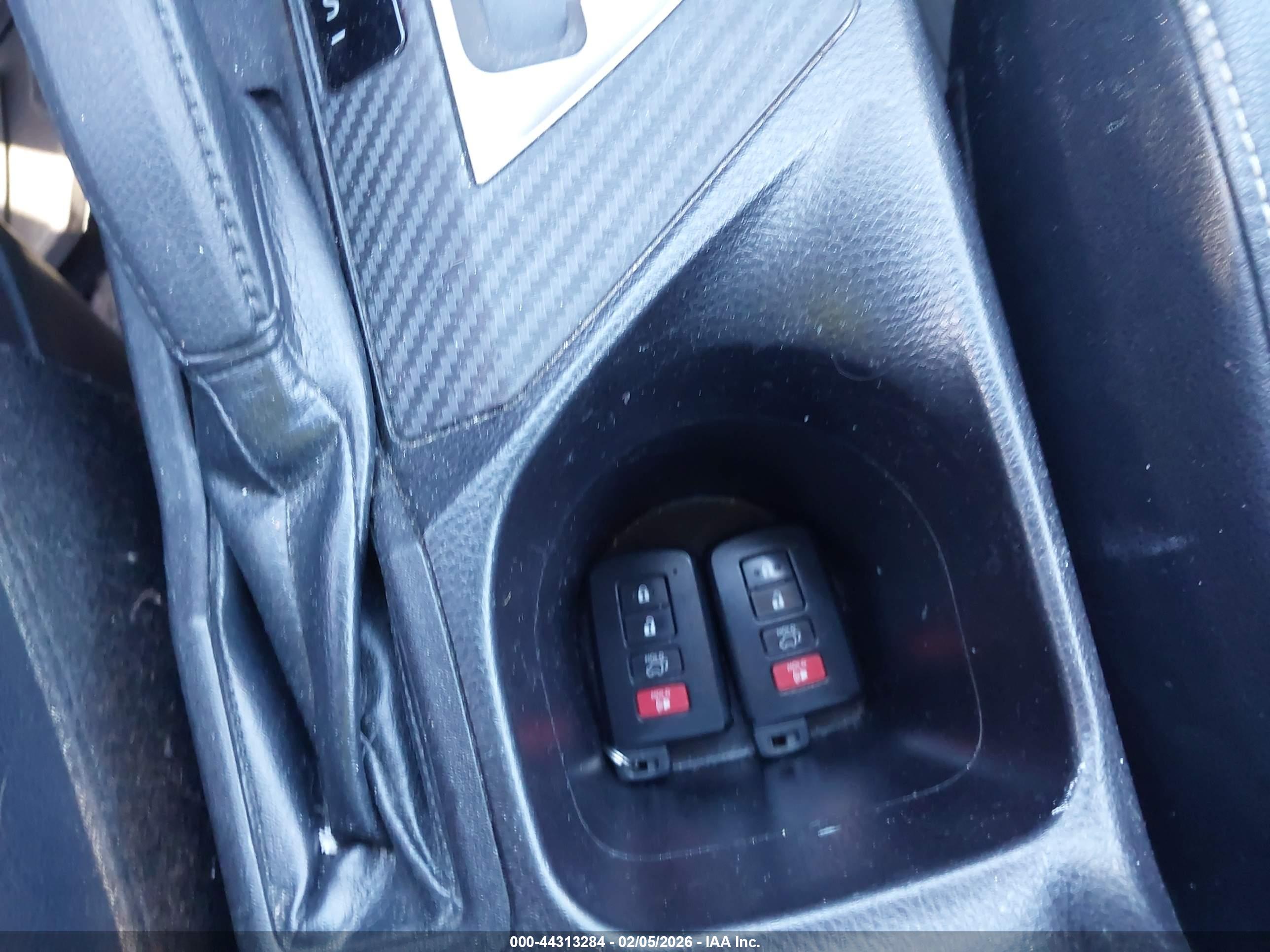 TOYOTA RAV4 image 11