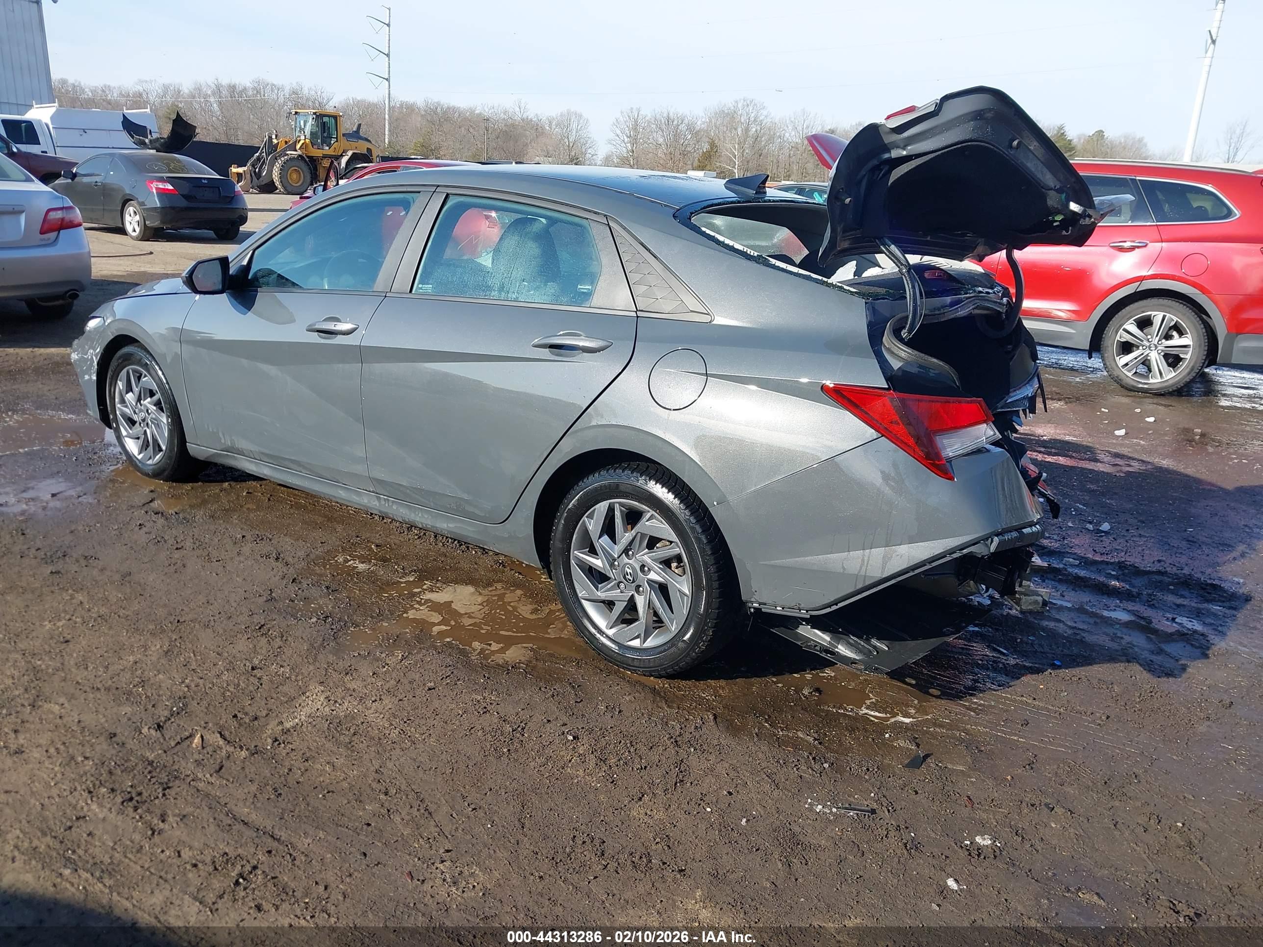 HYUNDAI ELANTRA image 3