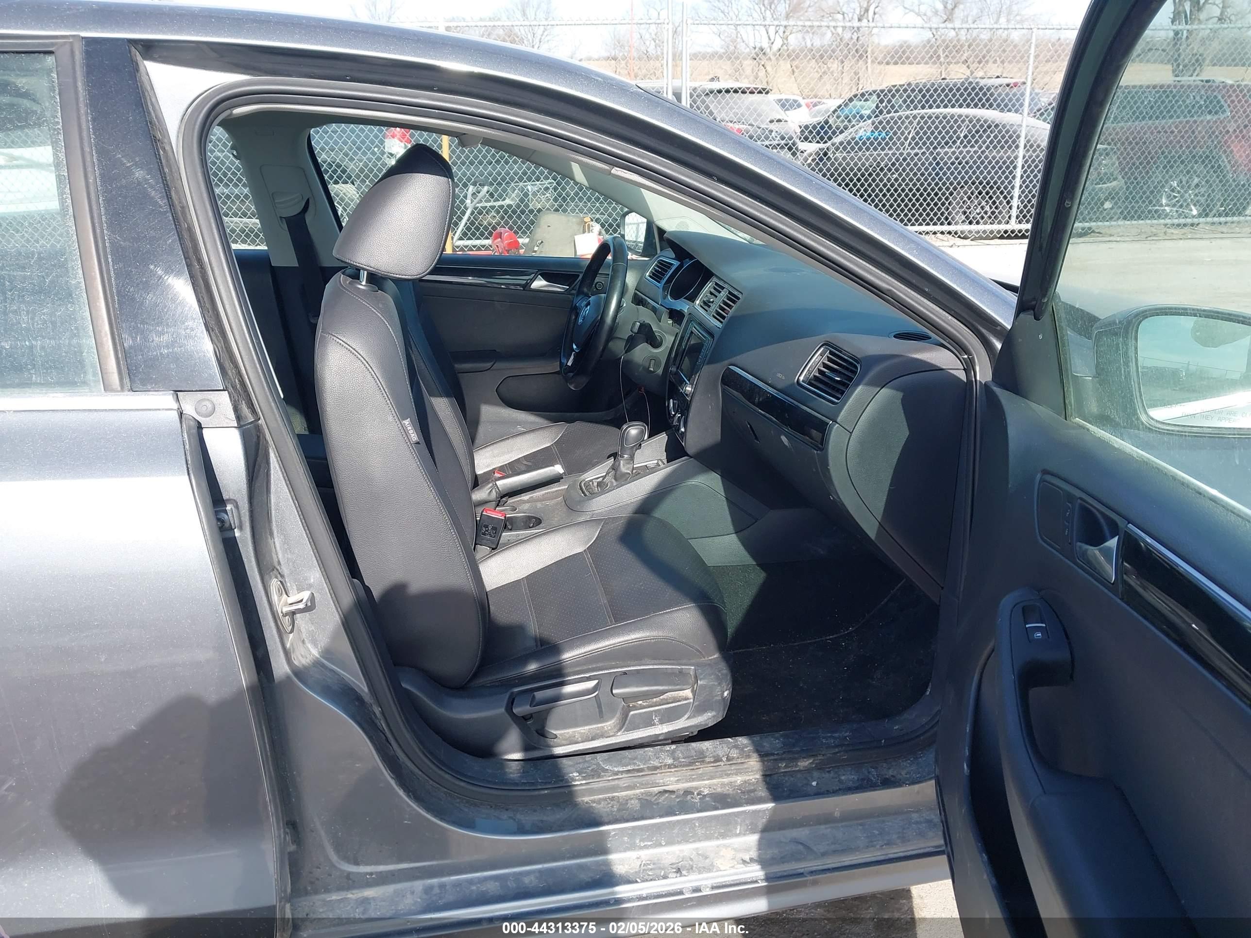 VOLKSWAGEN JETTA image 5