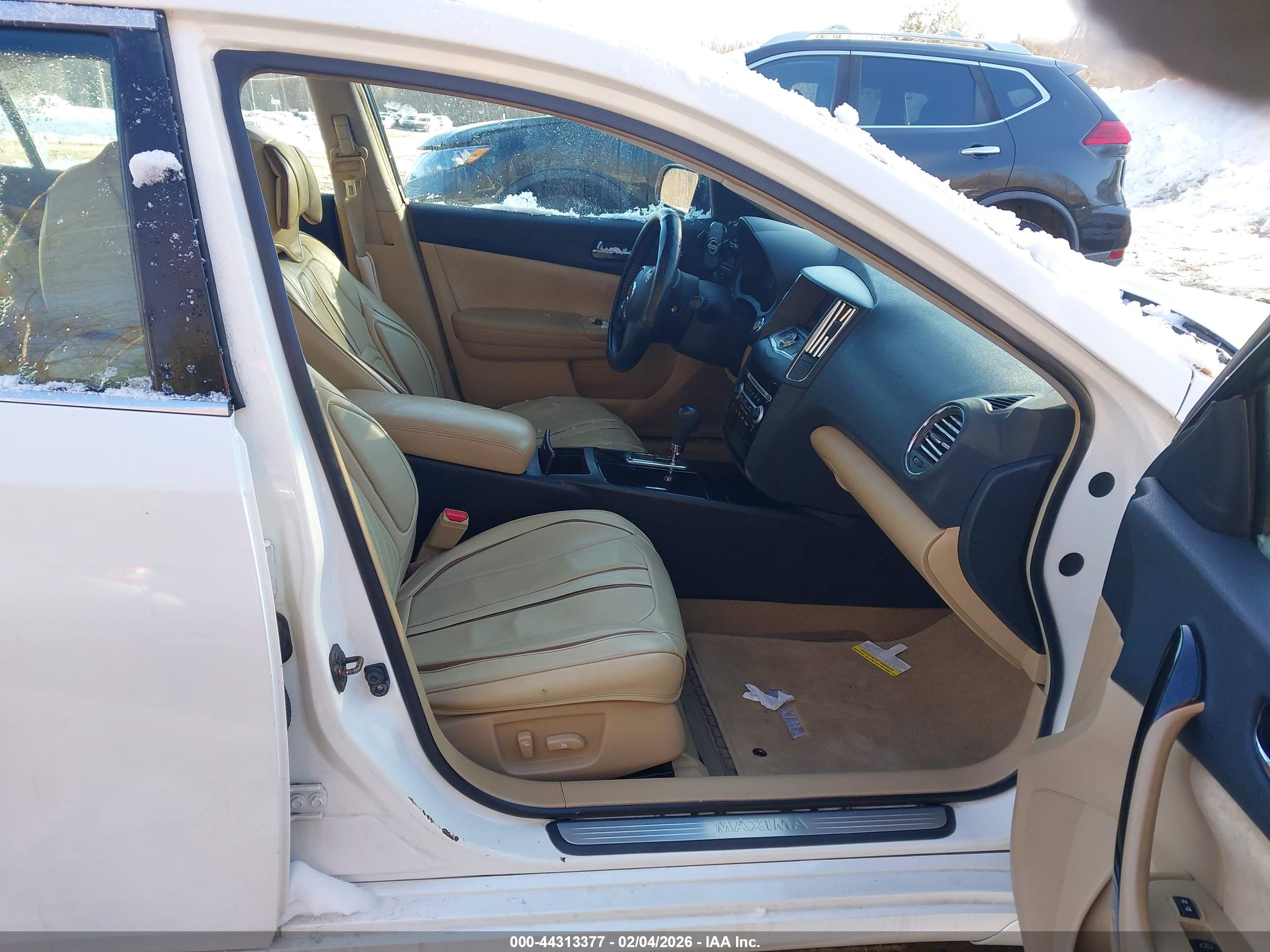 NISSAN MAXIMA image 5