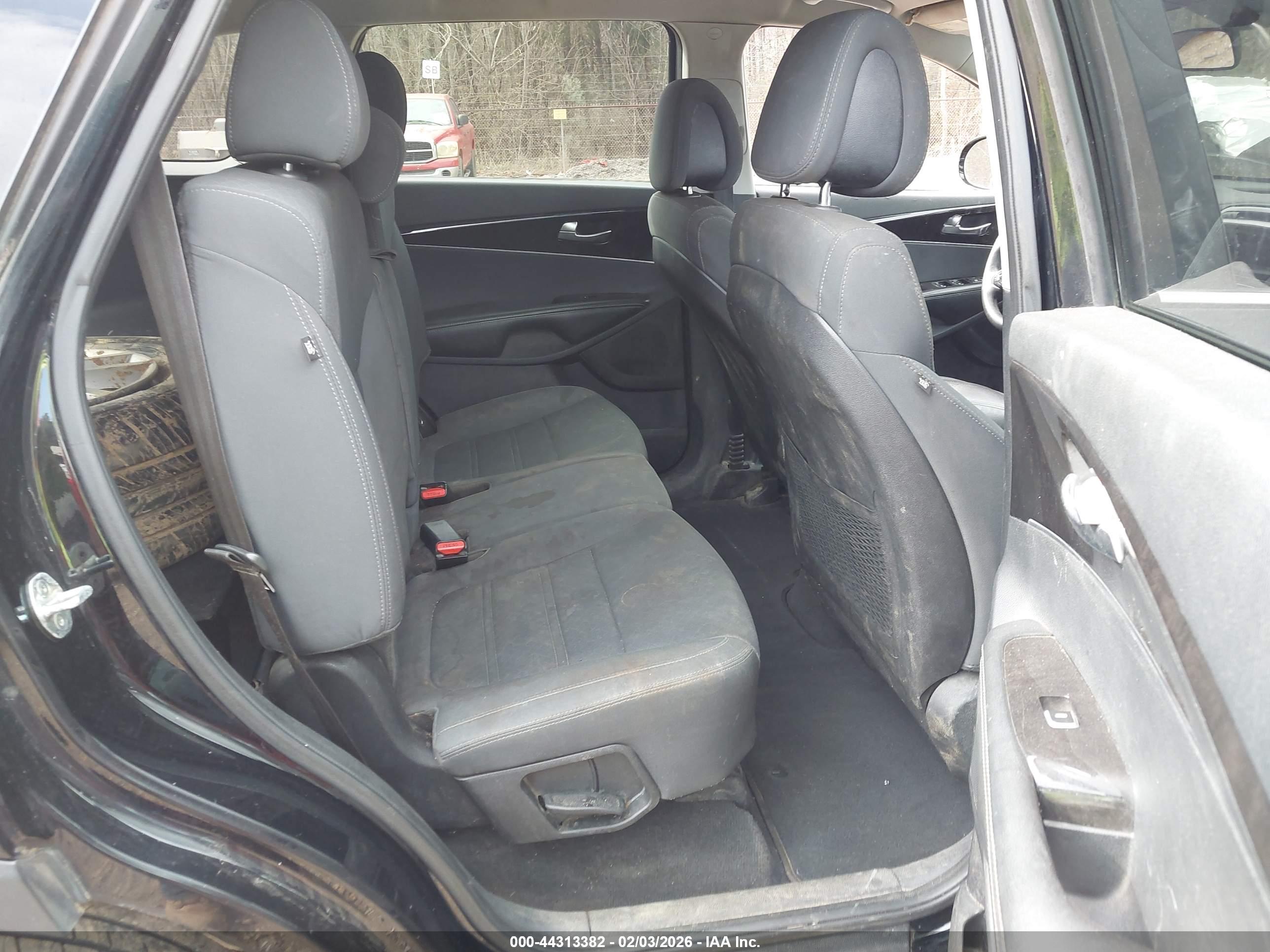 KIA SORENTO image 8