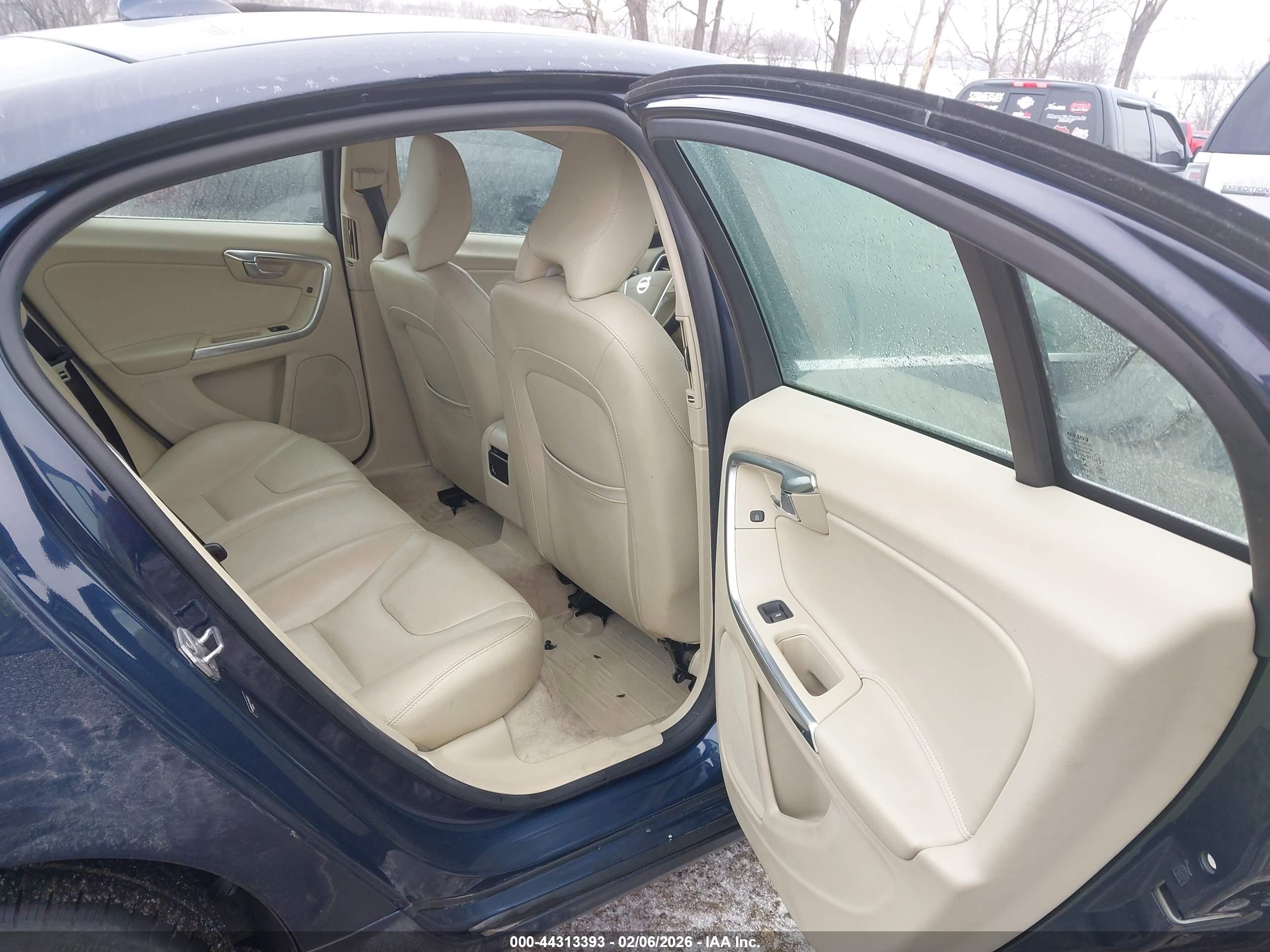 VOLVO S60 image 8